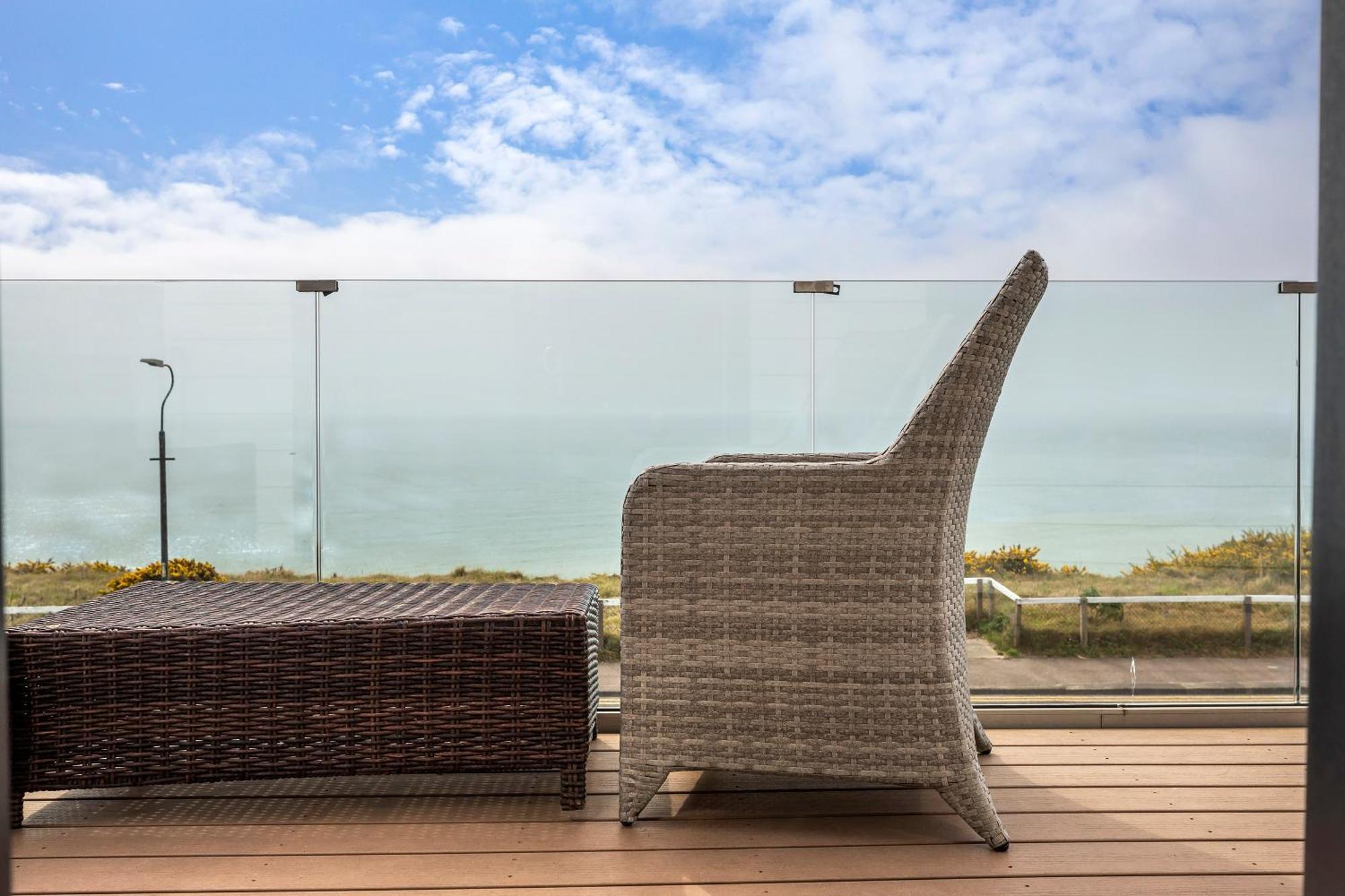 Apartment Luxury 3 Bed Apartment- Large Balcony With Seaviews *