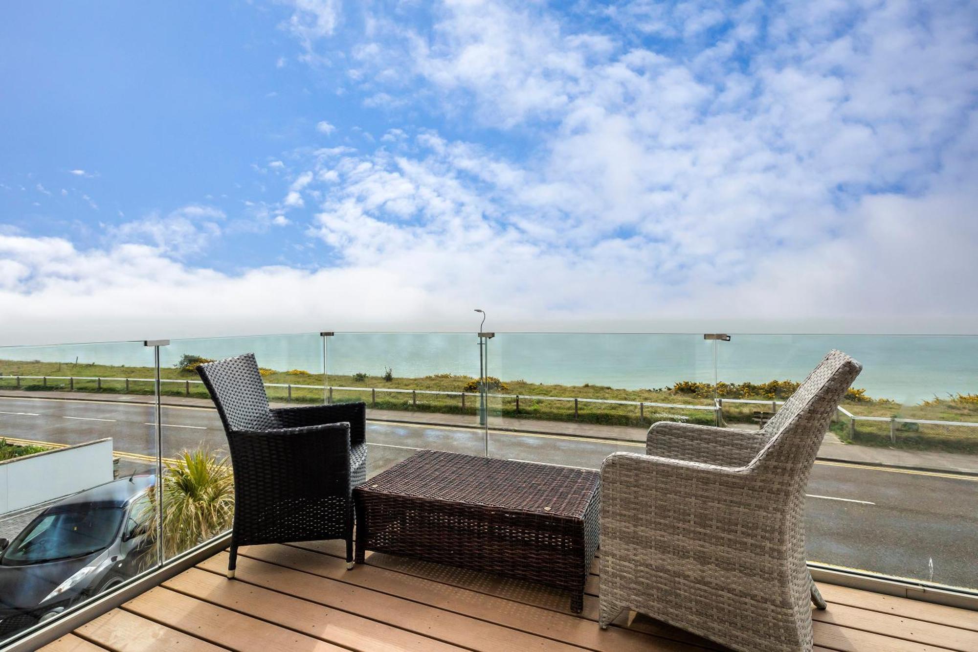 Luxury 3 Bed Apartment- Large Balcony With Seaviews *