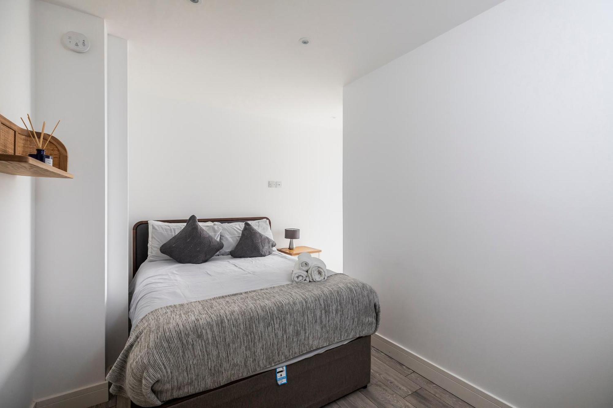 Luxury 3 Bed Apartment- Large Balcony With Seaviews