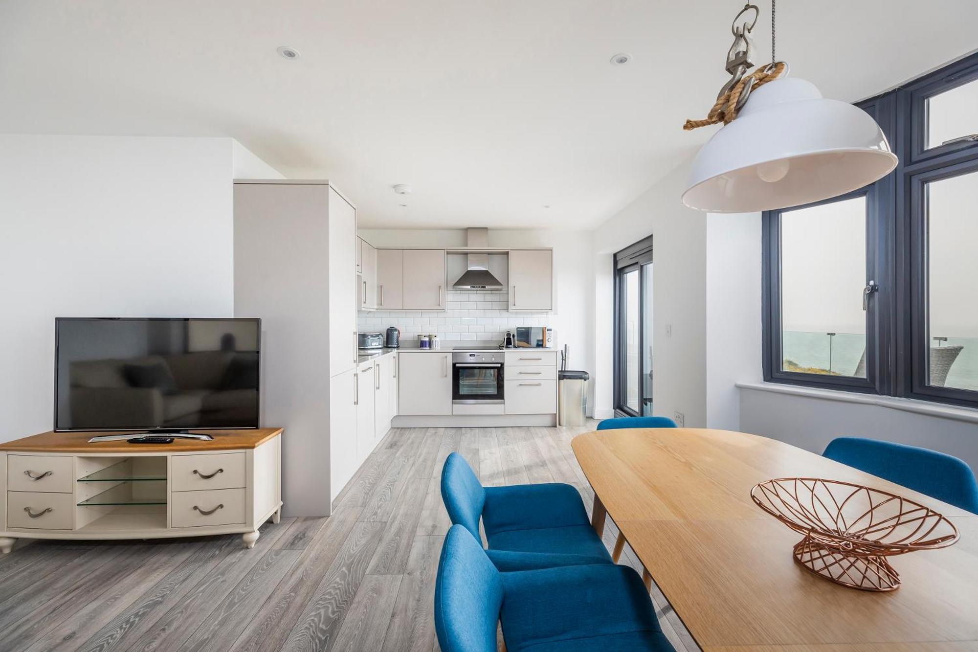 Luxury 3 Bed Apartment- Large Balcony With Seaviews Apartment Bournemouth