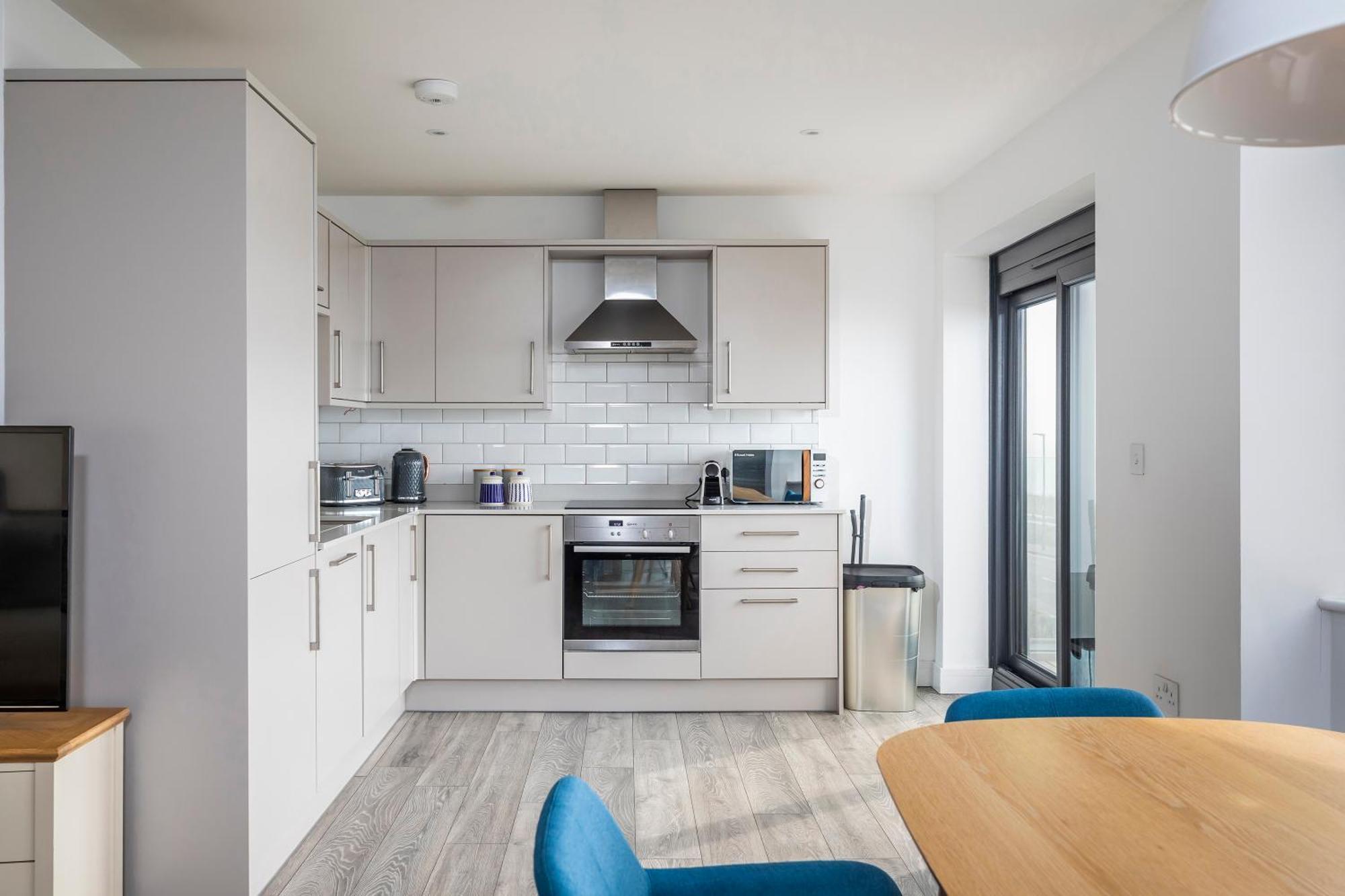 Luxury 3 Bed Apartment- Large Balcony With Seaviews Apartment *