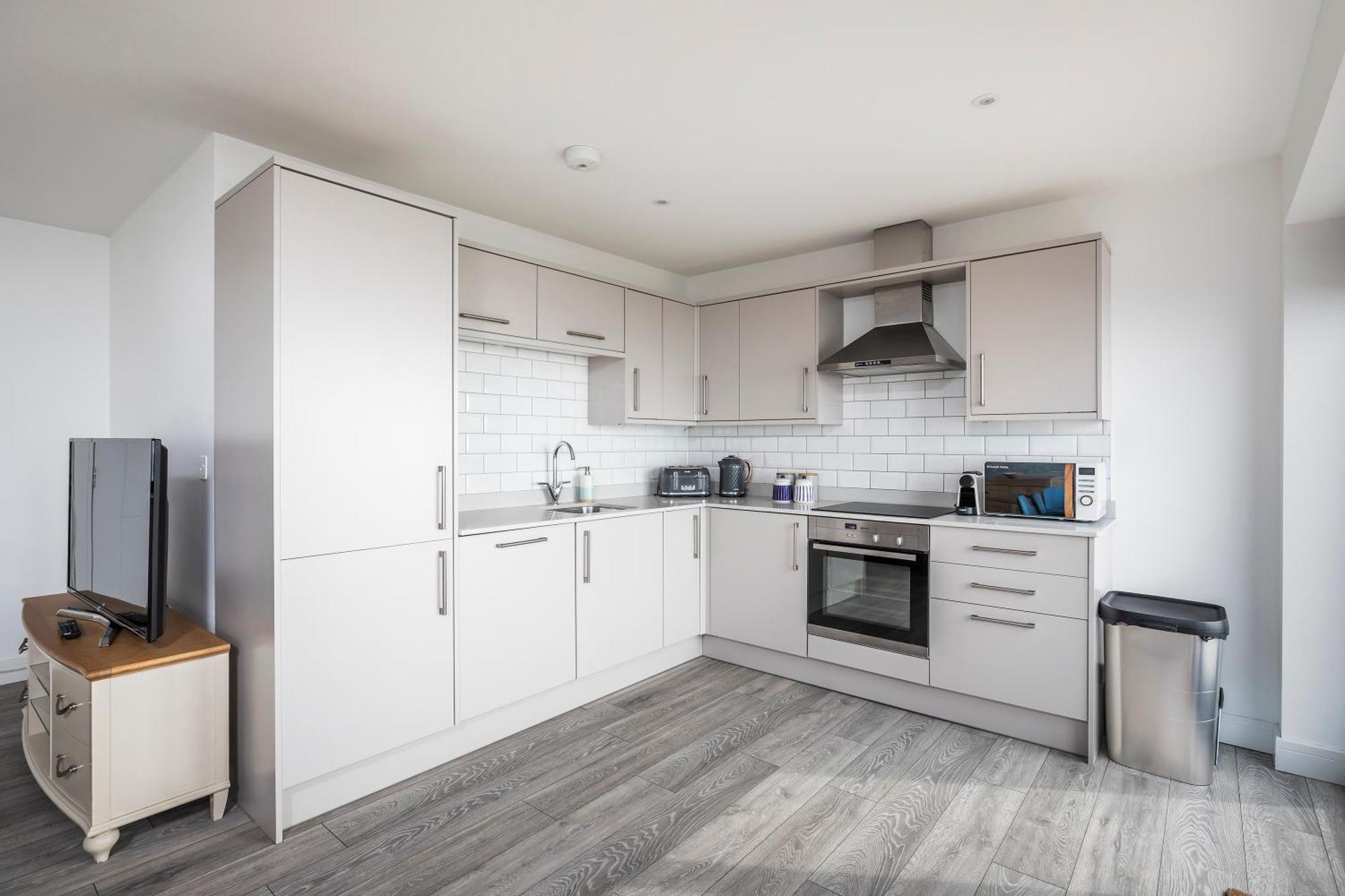 Luxury 3 Bed Apartment- Large Balcony With Seaviews *