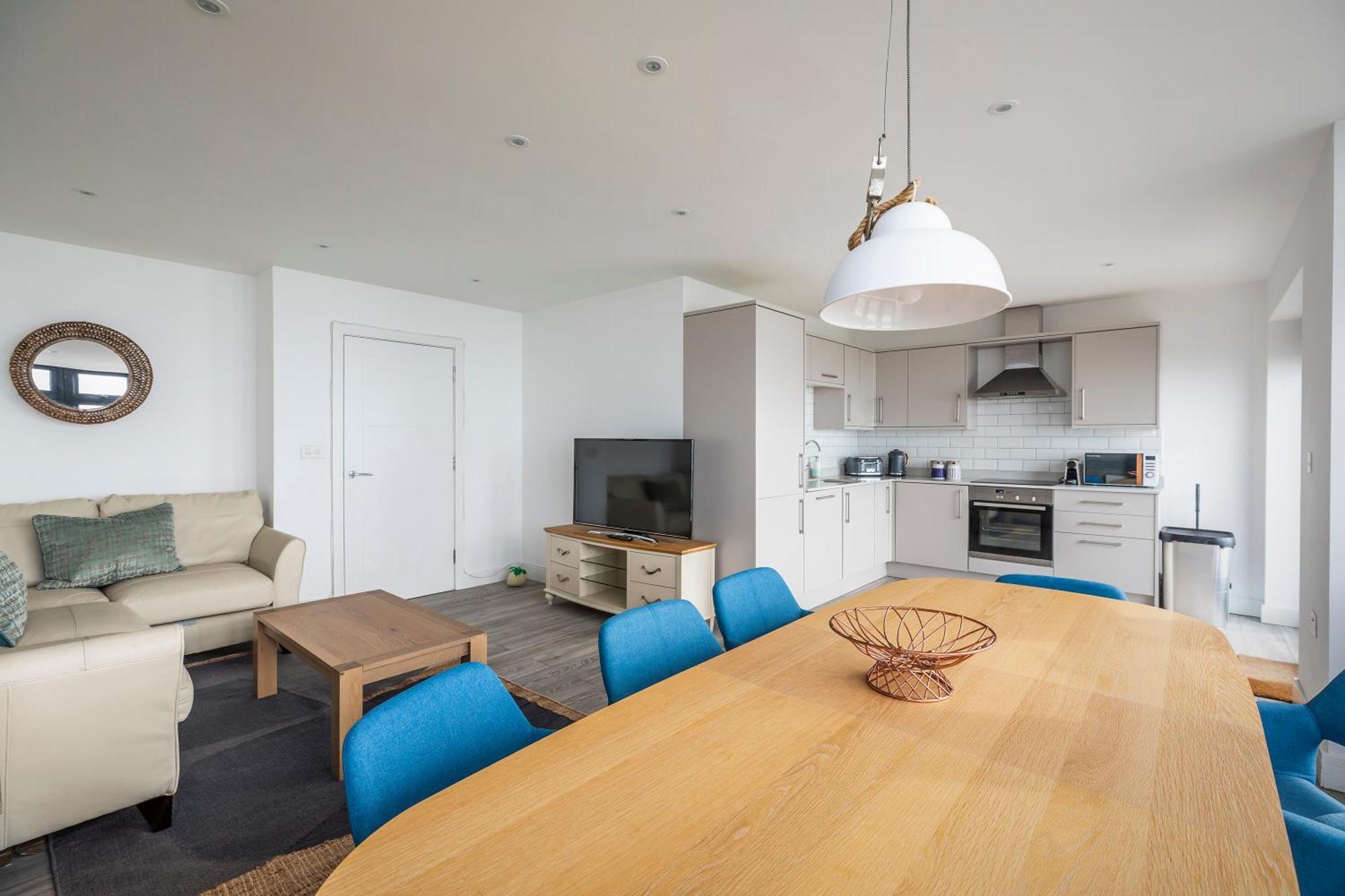 Luxury 3 Bed Apartment- Large Balcony With Seaviews Bournemouth