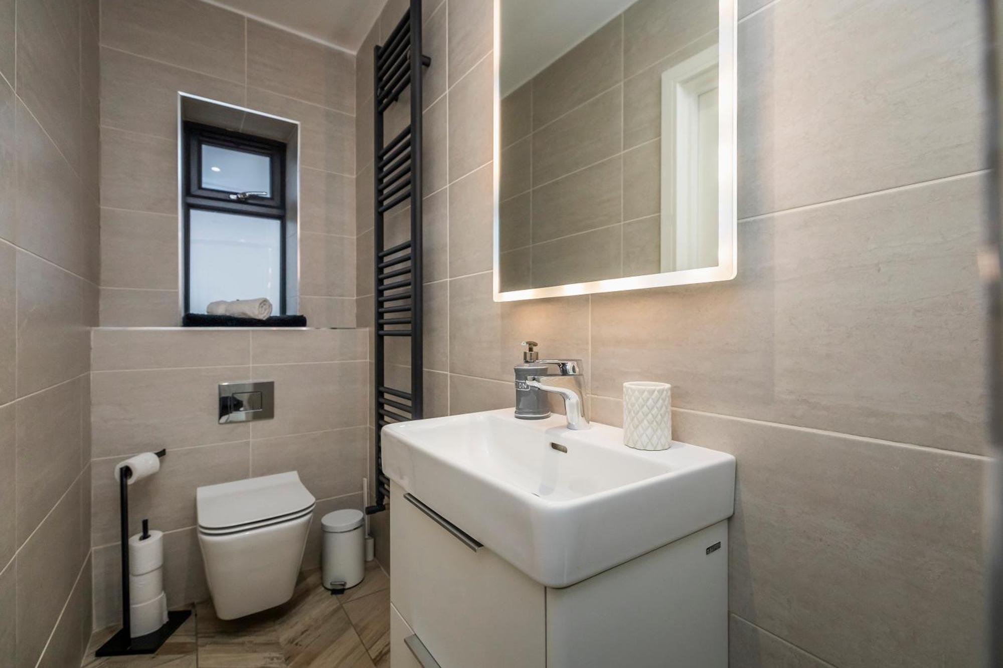 Luxury 3 Bed Apartment- Large Balcony With Seaviews *
