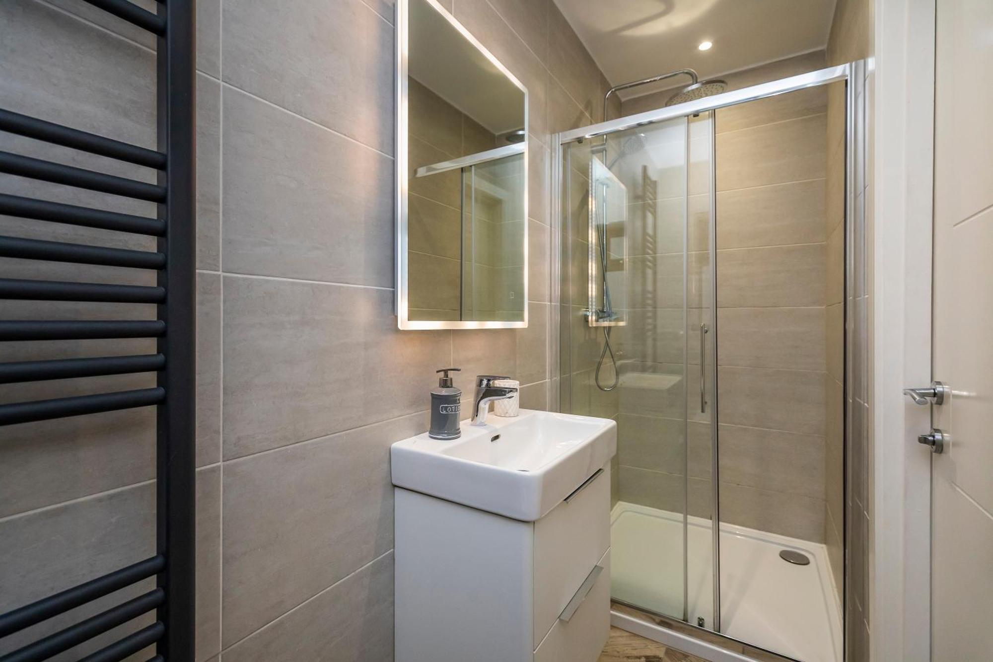 Luxury 3 Bed Apartment- Large Balcony With Seaviews
