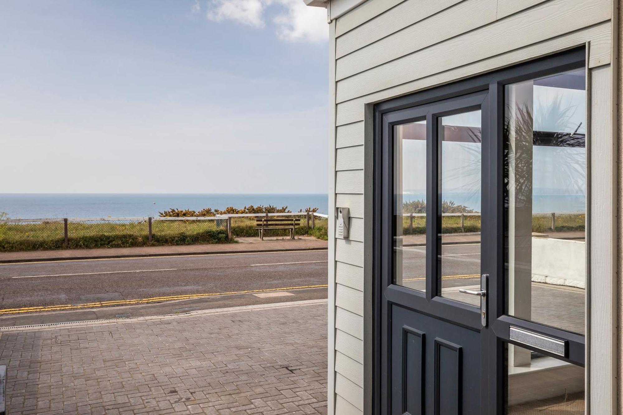 Luxury 3 Bed Apartment- Large Balcony With Seaviews Apartment