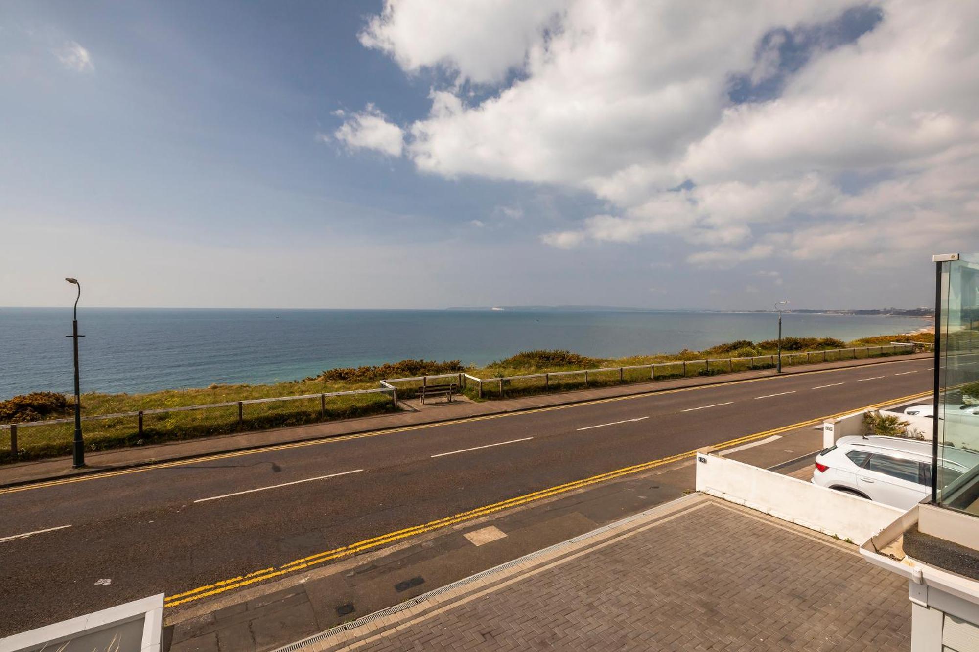 Luxury 3 Bed Apartment- Large Balcony With Seaviews * Bournemouth