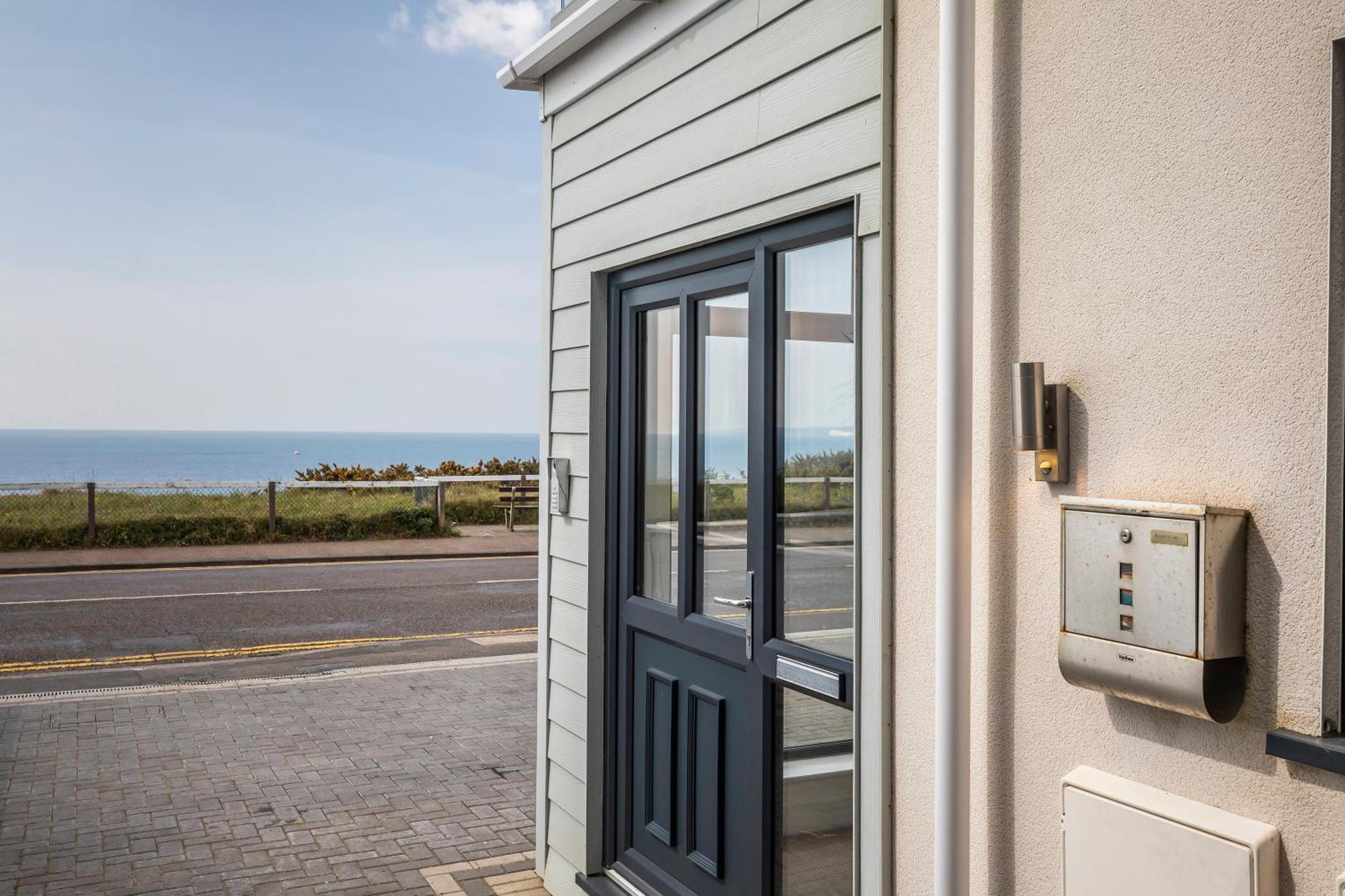 Luxury 3 Bed Apartment- Large Balcony With Seaviews *