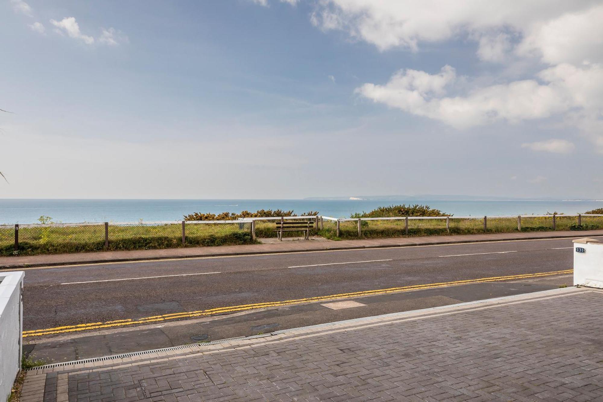 Luxury 3 Bed Apartment- Large Balcony With Seaviews