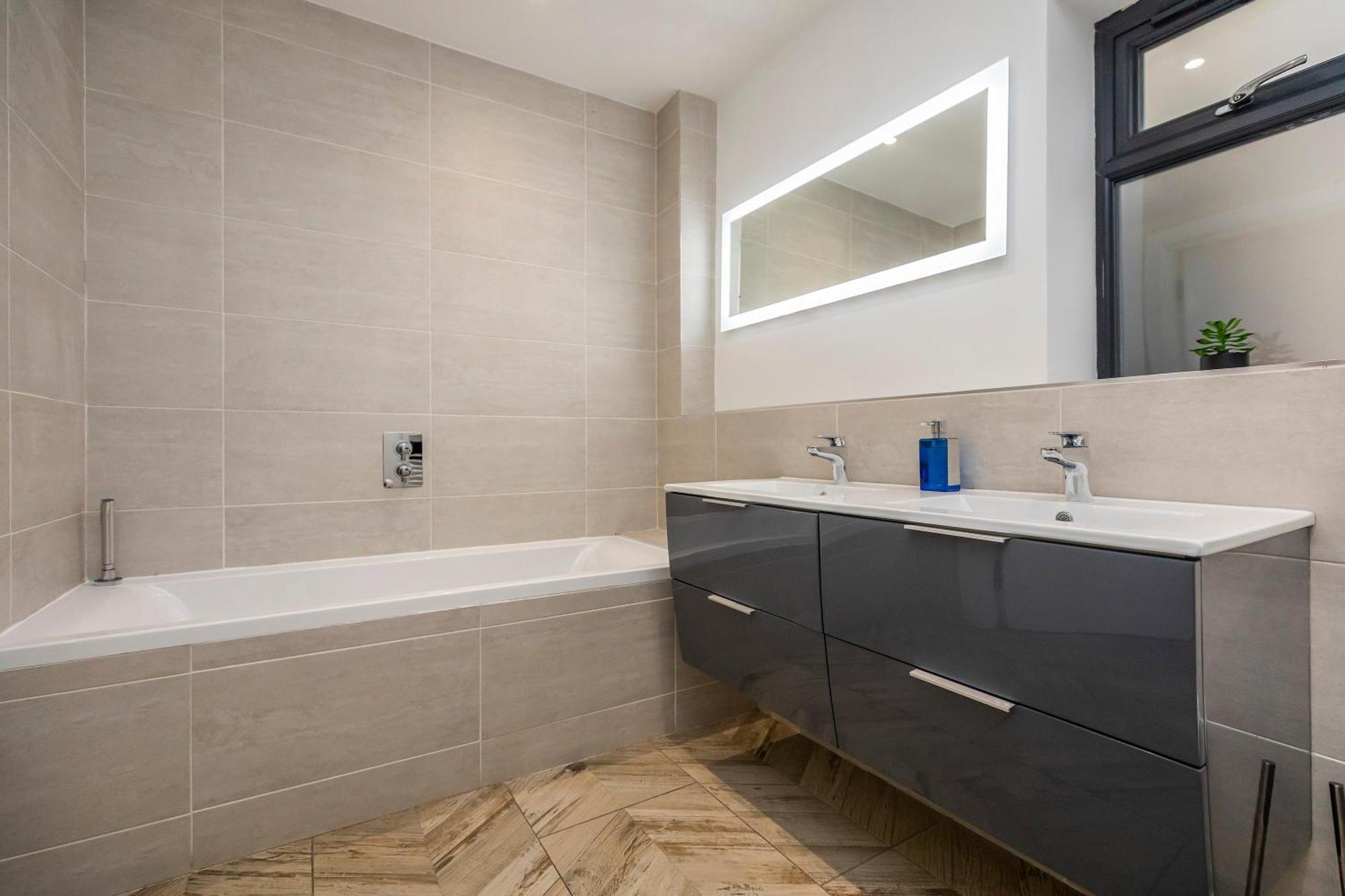 Luxury 3 Bed Apartment- Large Balcony With Seaviews Apartment *