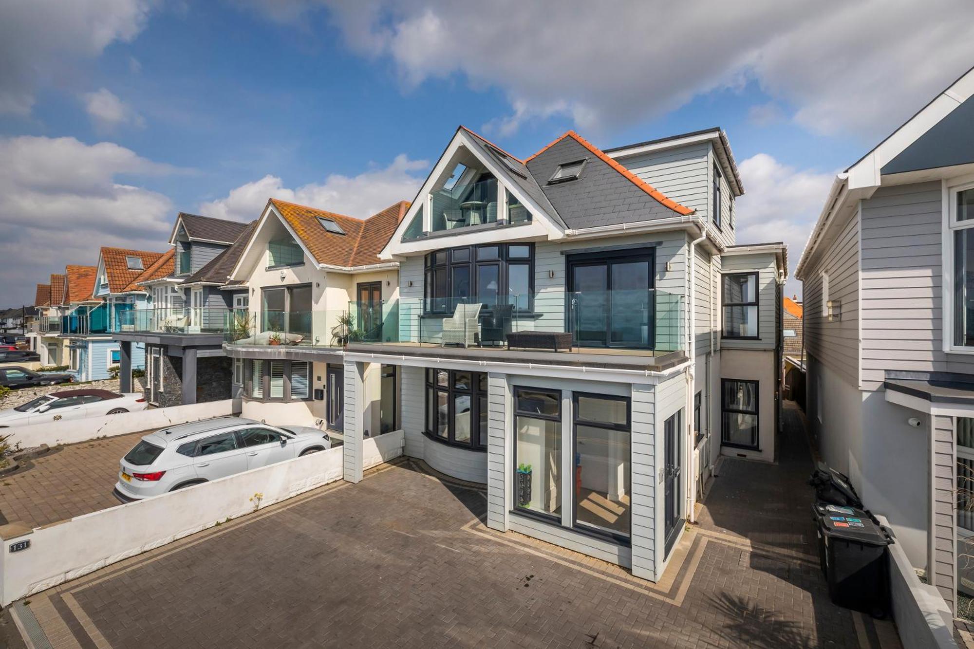 Luxury 3 Bed Apartment- Large Balcony With Seaviews Apartment *