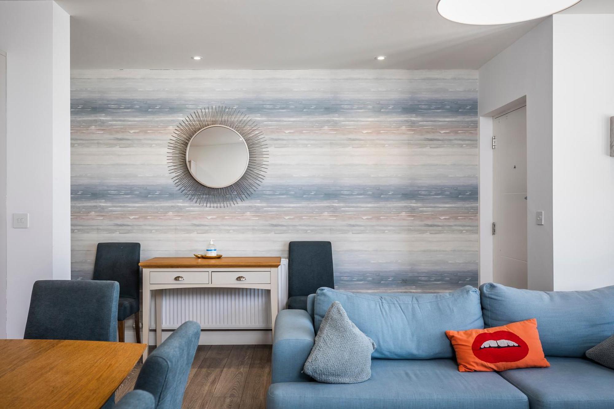 Luxury 3 Bed Apartment- Large Balcony With Seaviews *