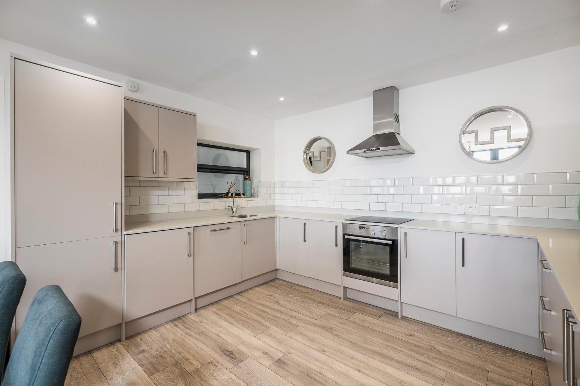 Luxury 3 Bed Apartment- Large Balcony With Seaviews Bournemouth
