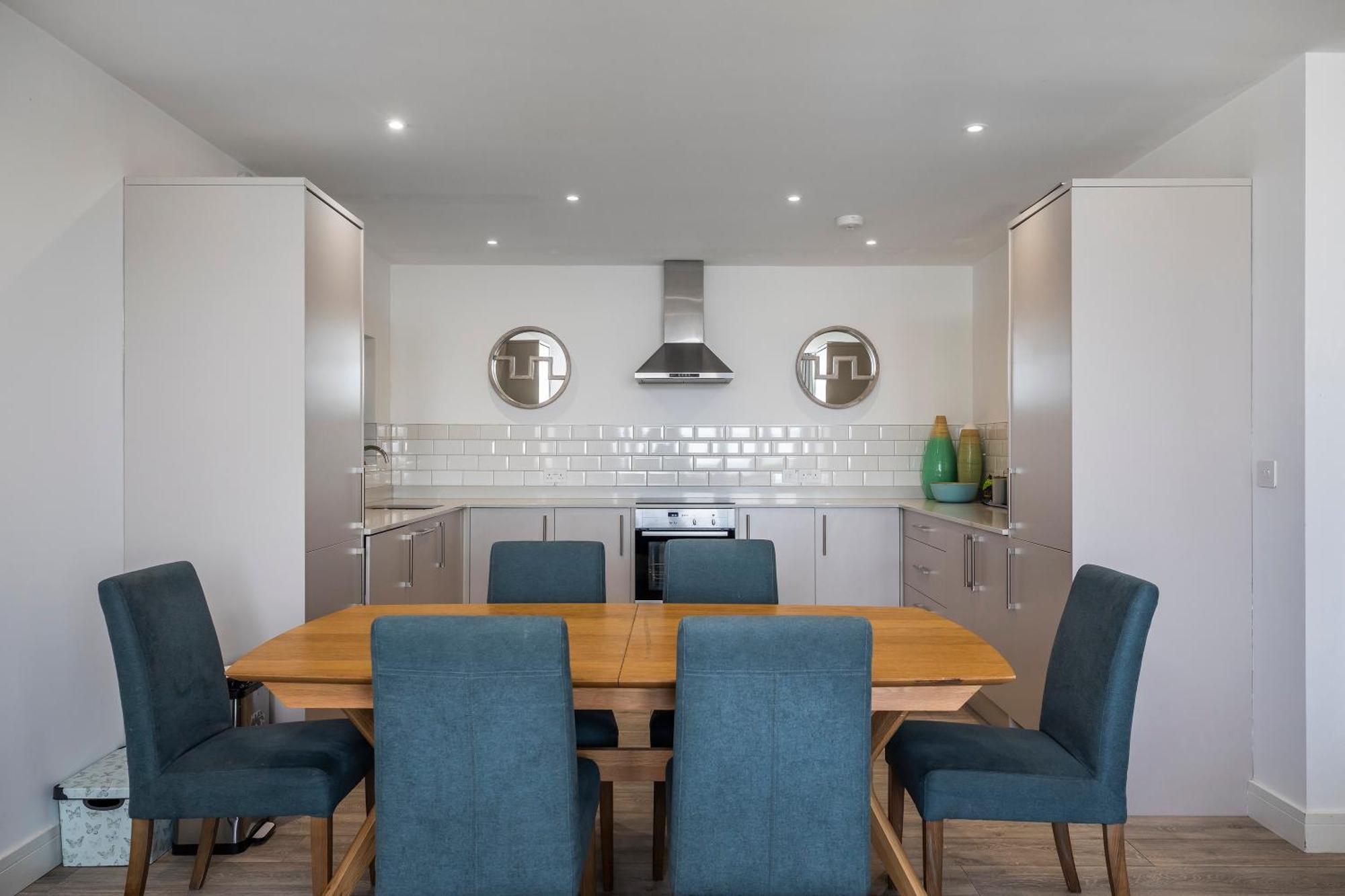 Luxury 3 Bed Apartment- Large Balcony With Seaviews *