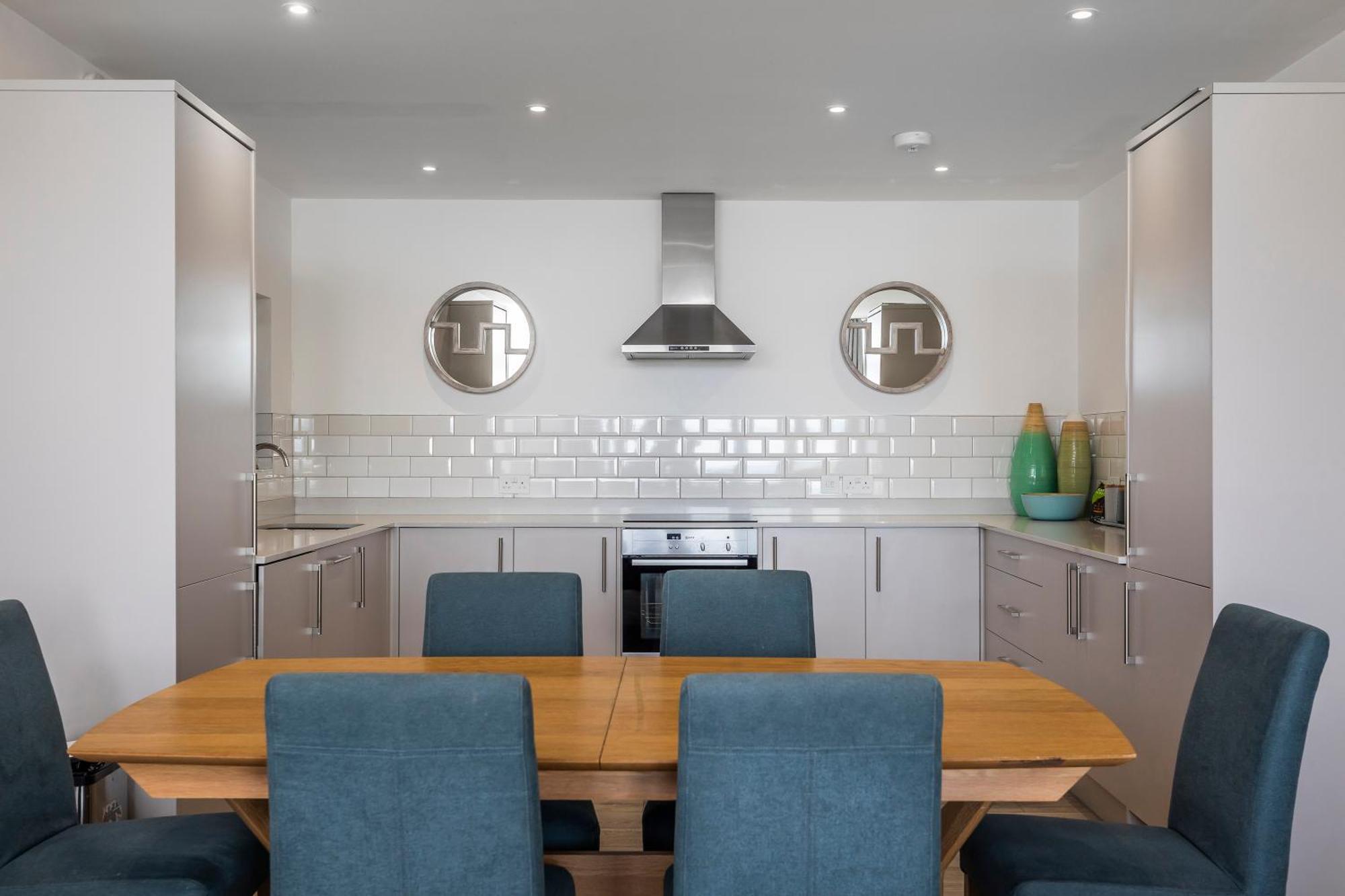Luxury 3 Bed Apartment- Large Balcony With Seaviews