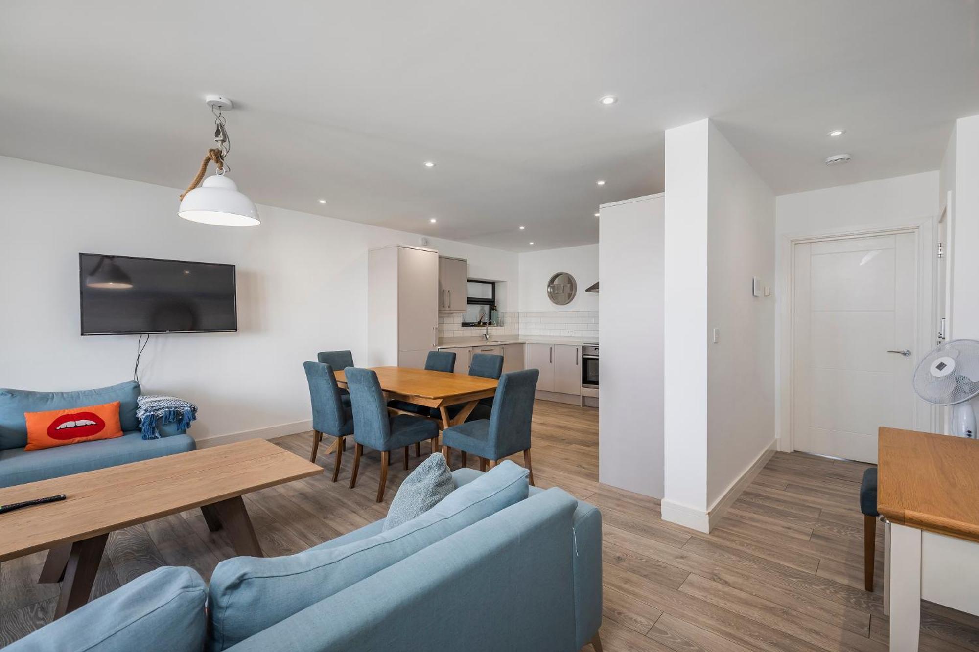 Luxury 3 Bed Apartment- Large Balcony With Seaviews Apartment *