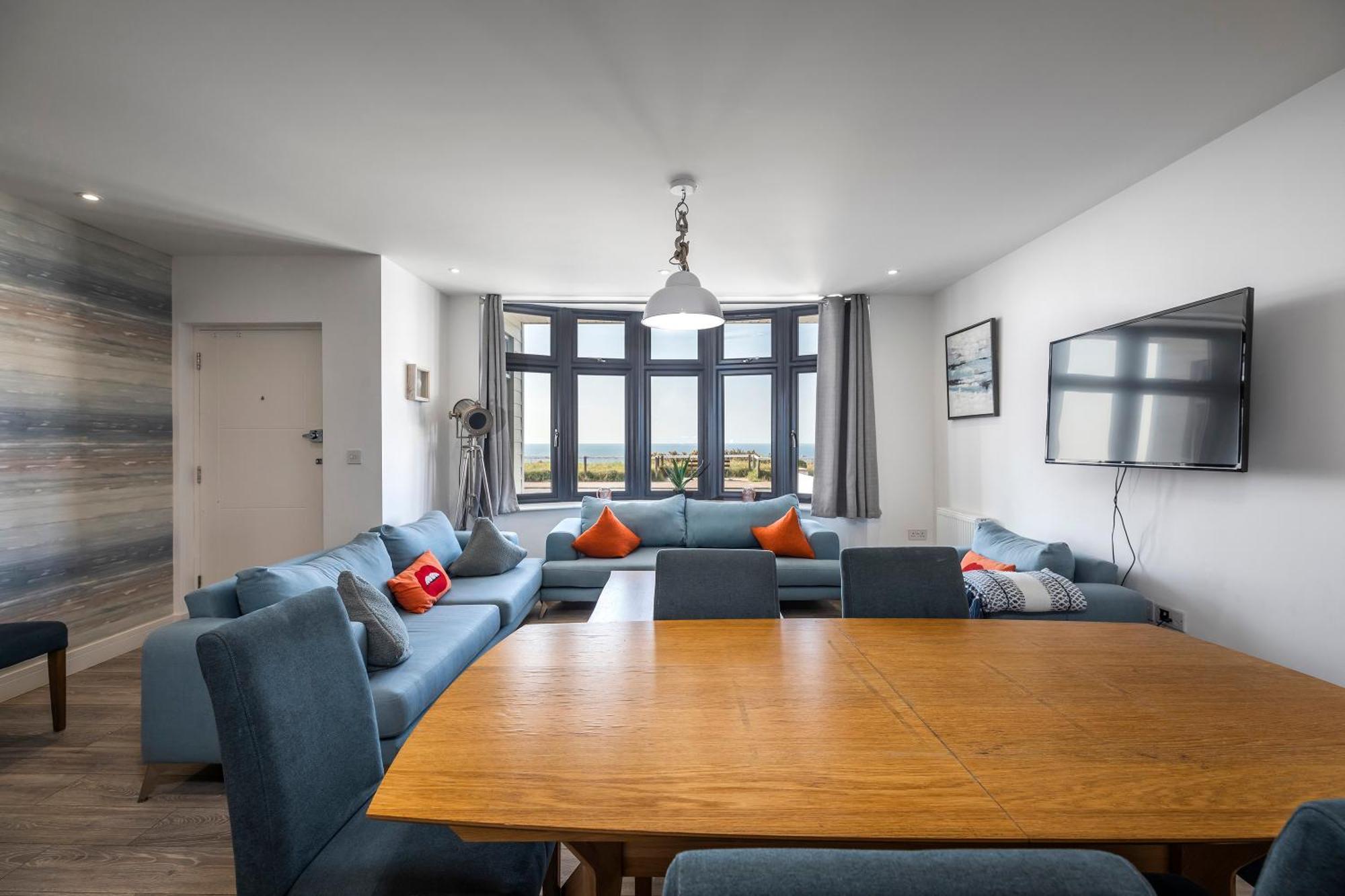 Luxury 3 Bed Apartment- Large Balcony With Seaviews