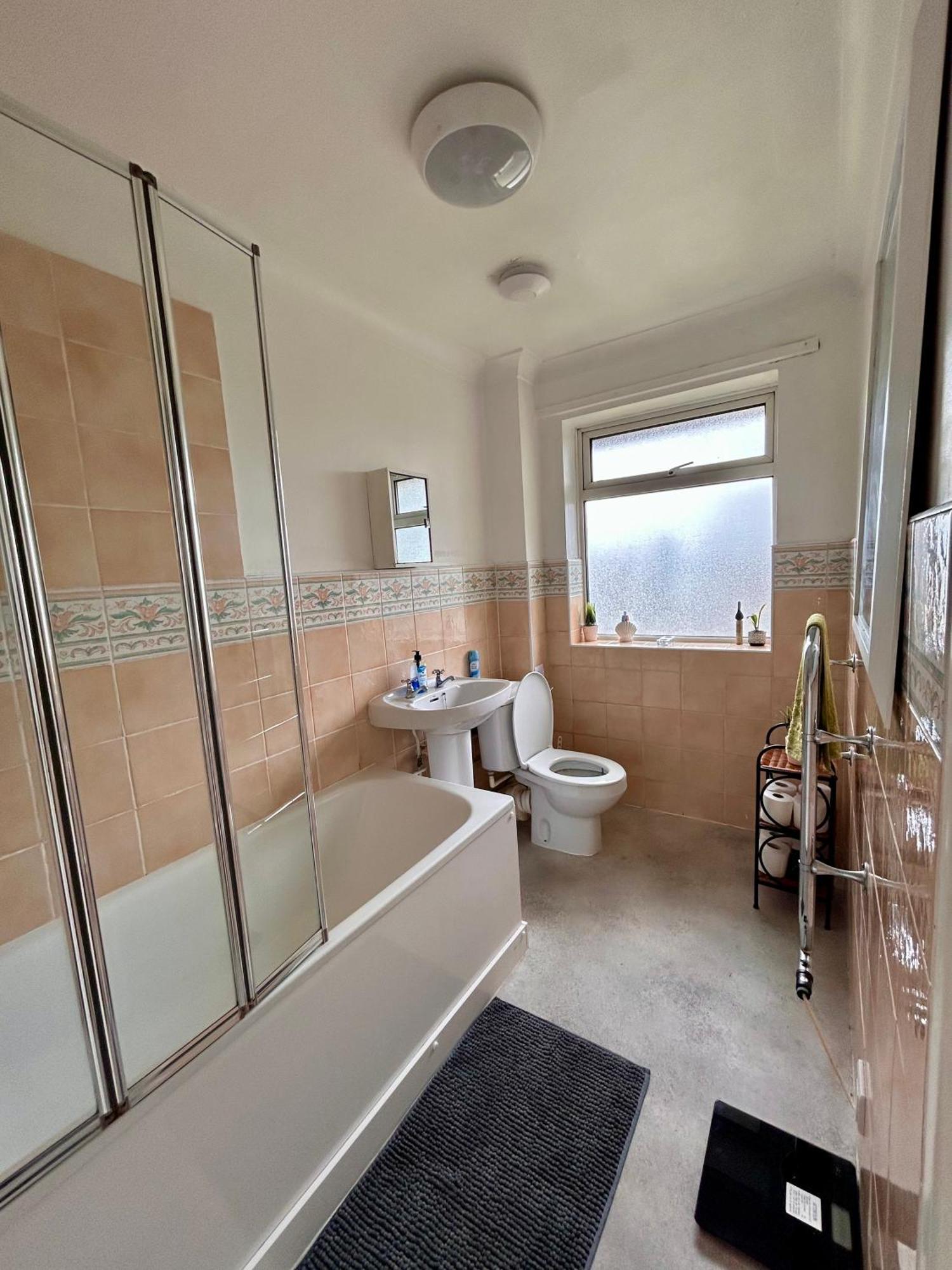Spacious 2 Bedroom 5 People Near