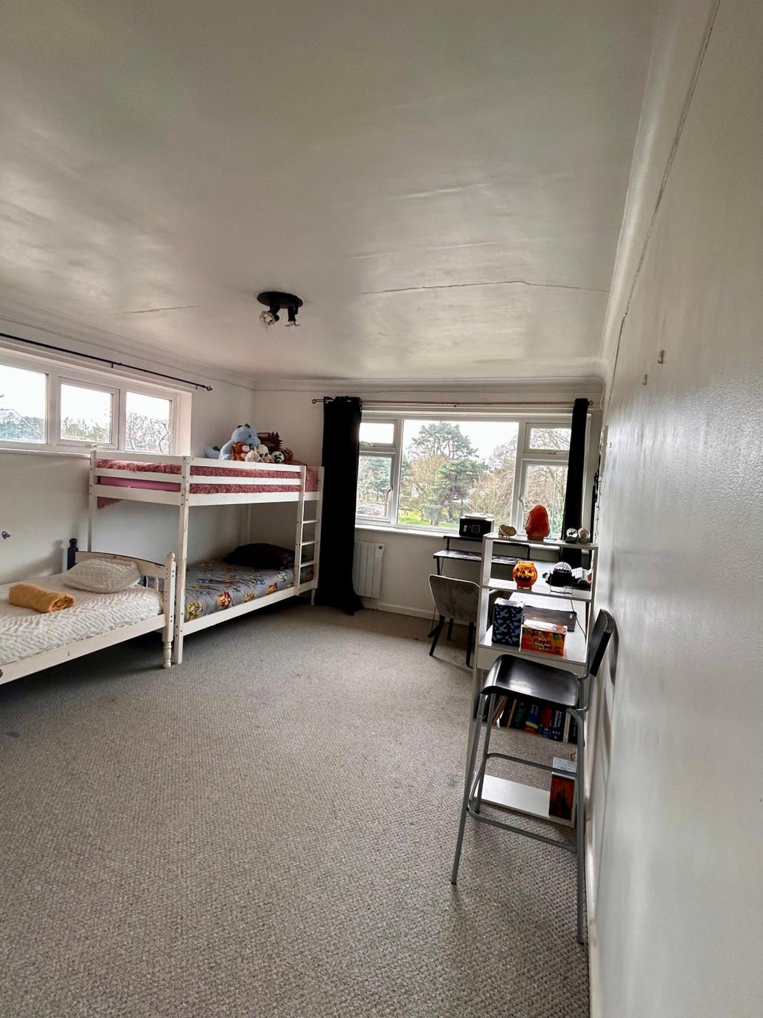 Spacious 2 Bedroom 5 People Near Apartment *