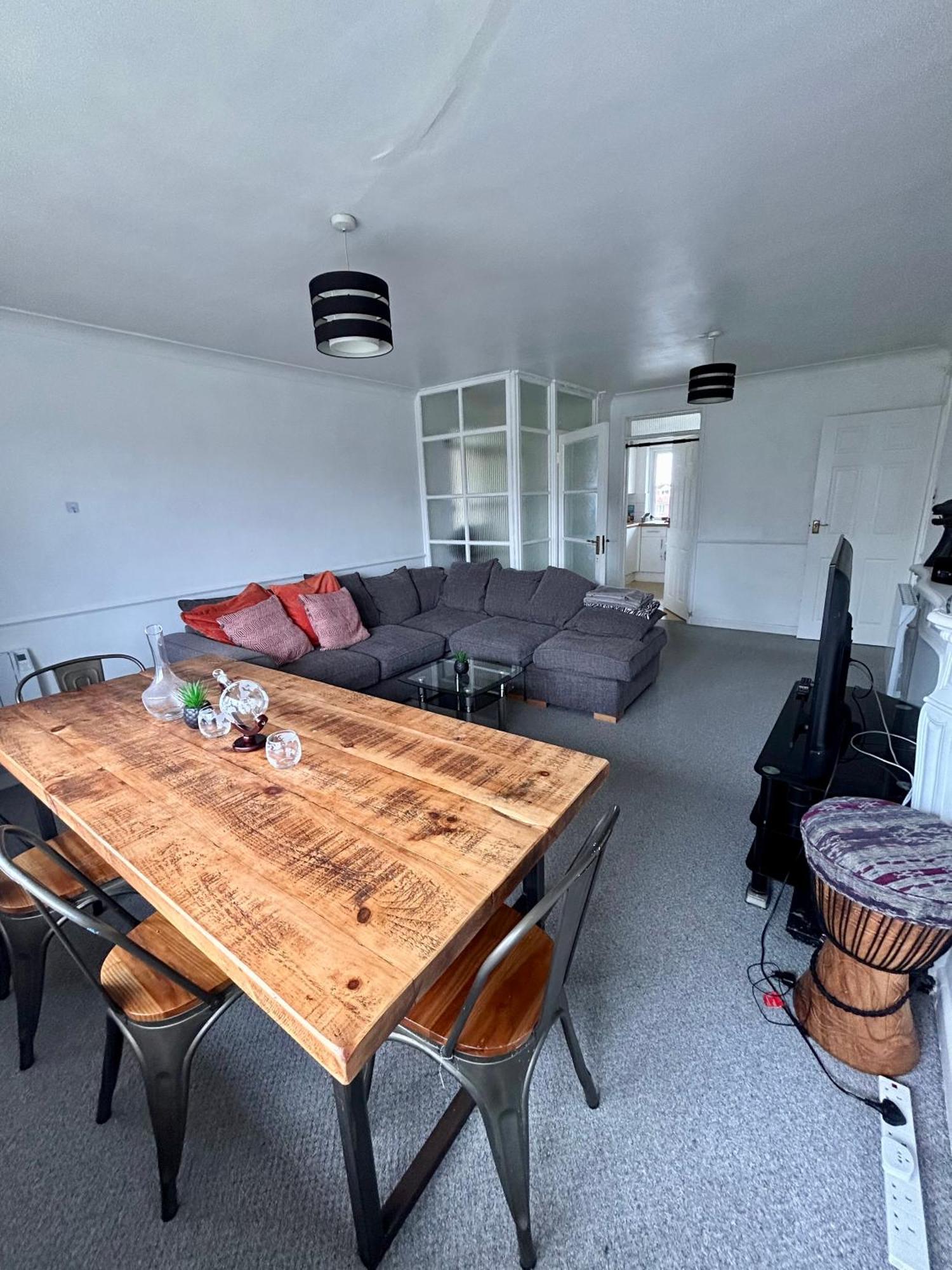 Apartment Spacious 2 Bedroom 5 People Near