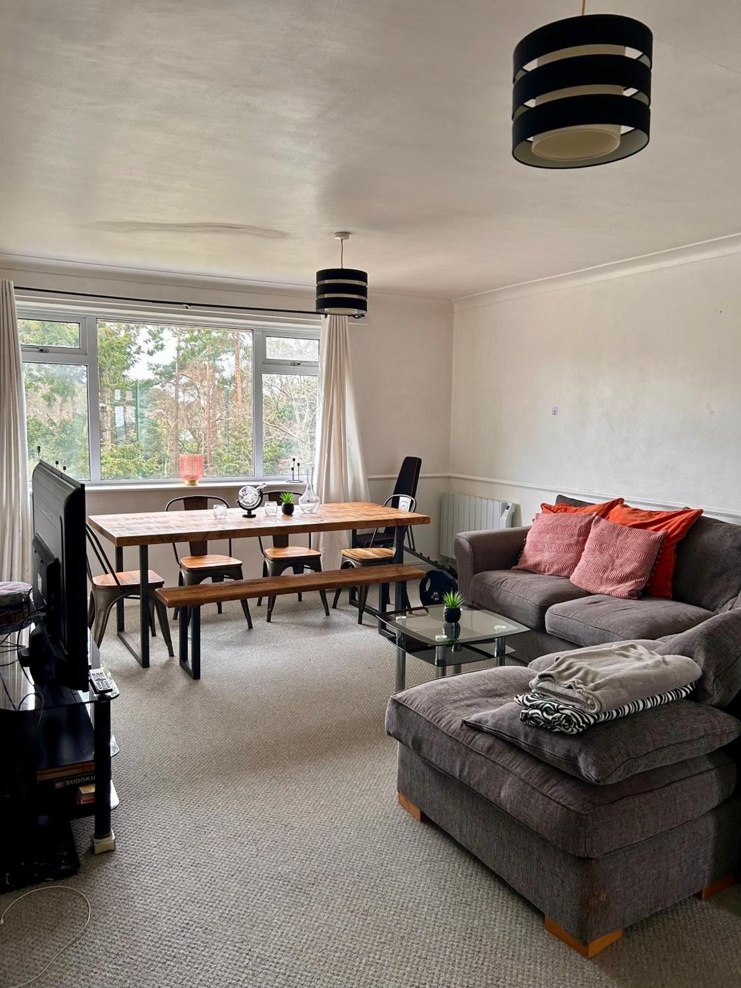 Spacious 2 Bedroom 5 People Near Apartment