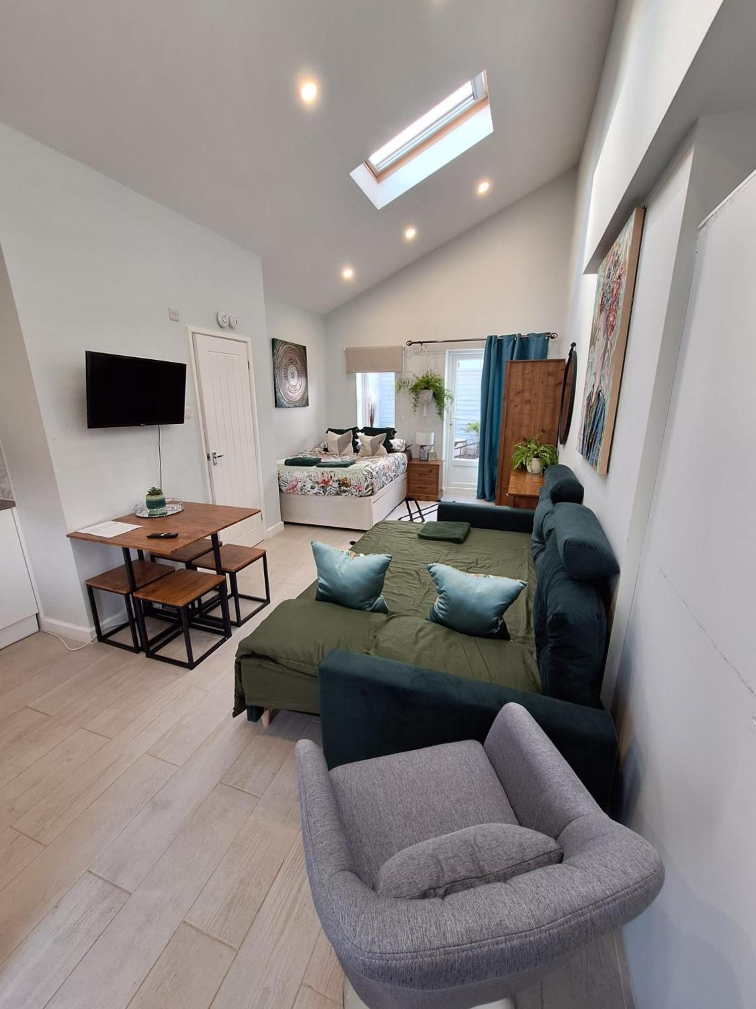 Apartment New, Stylish Flat With Private Patio And Free On-street Parking Check Out At 11am *