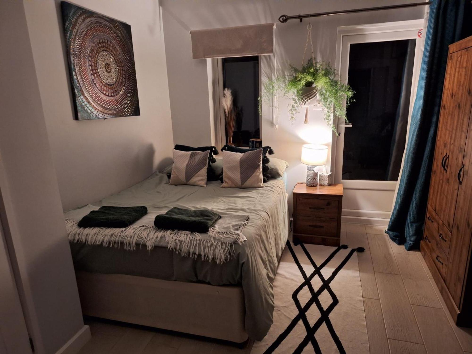 Apartment New, Stylish Flat With Private Patio And Free On-street Parking Check Out At 11am