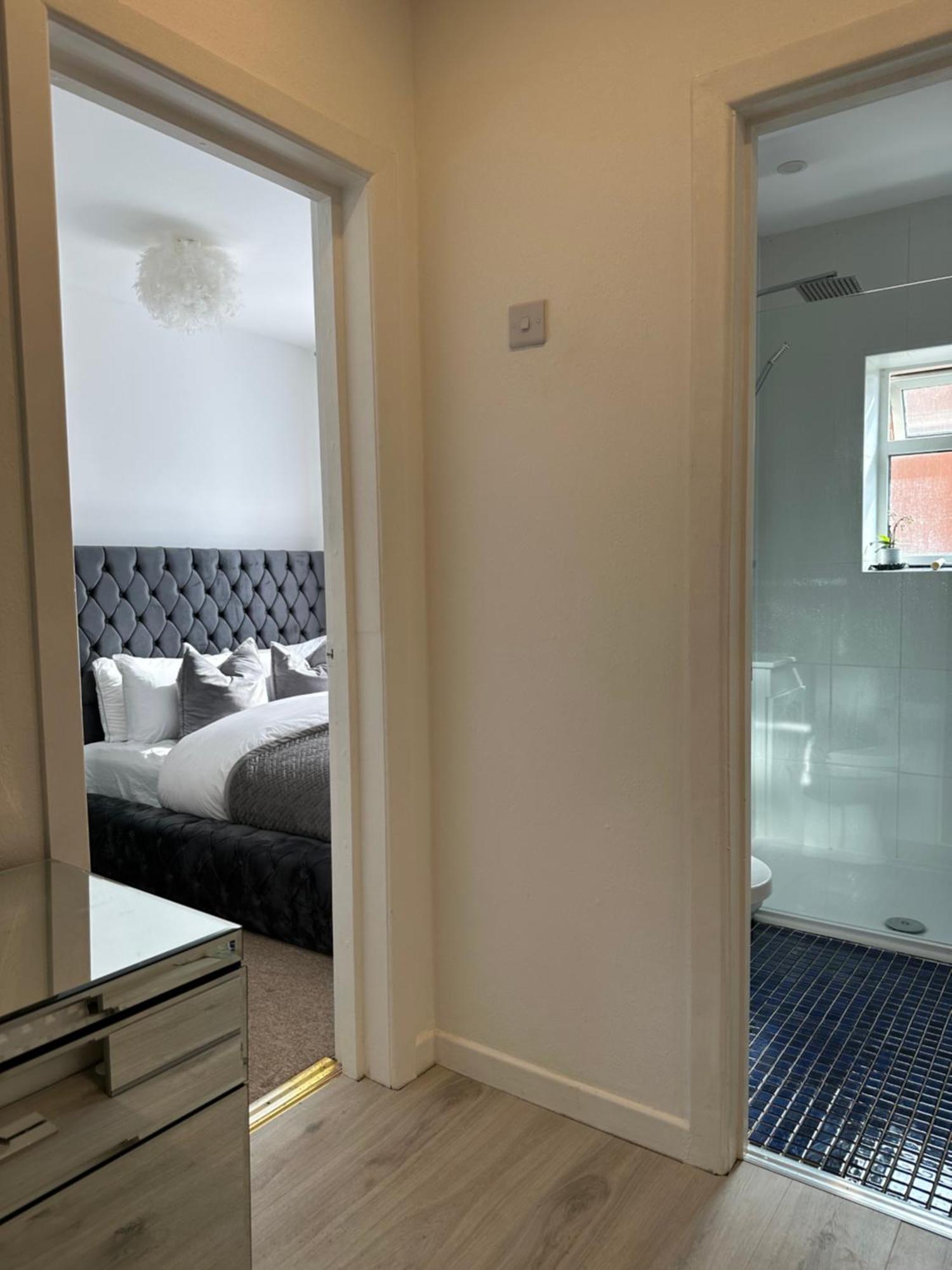 The Smaller New Refurbished Ensuite 5min From Parking In Guest house