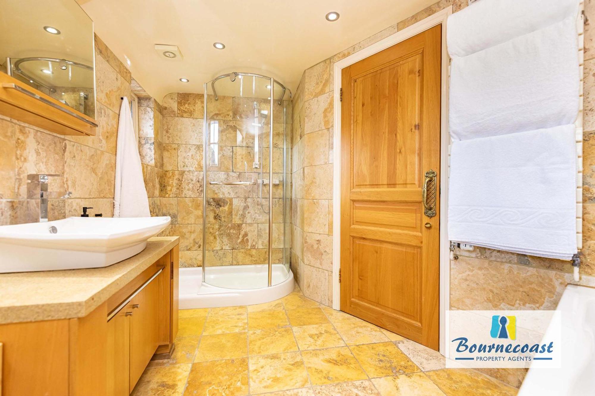 Bournecoast: Beachfront With Sea View -hb9555 *