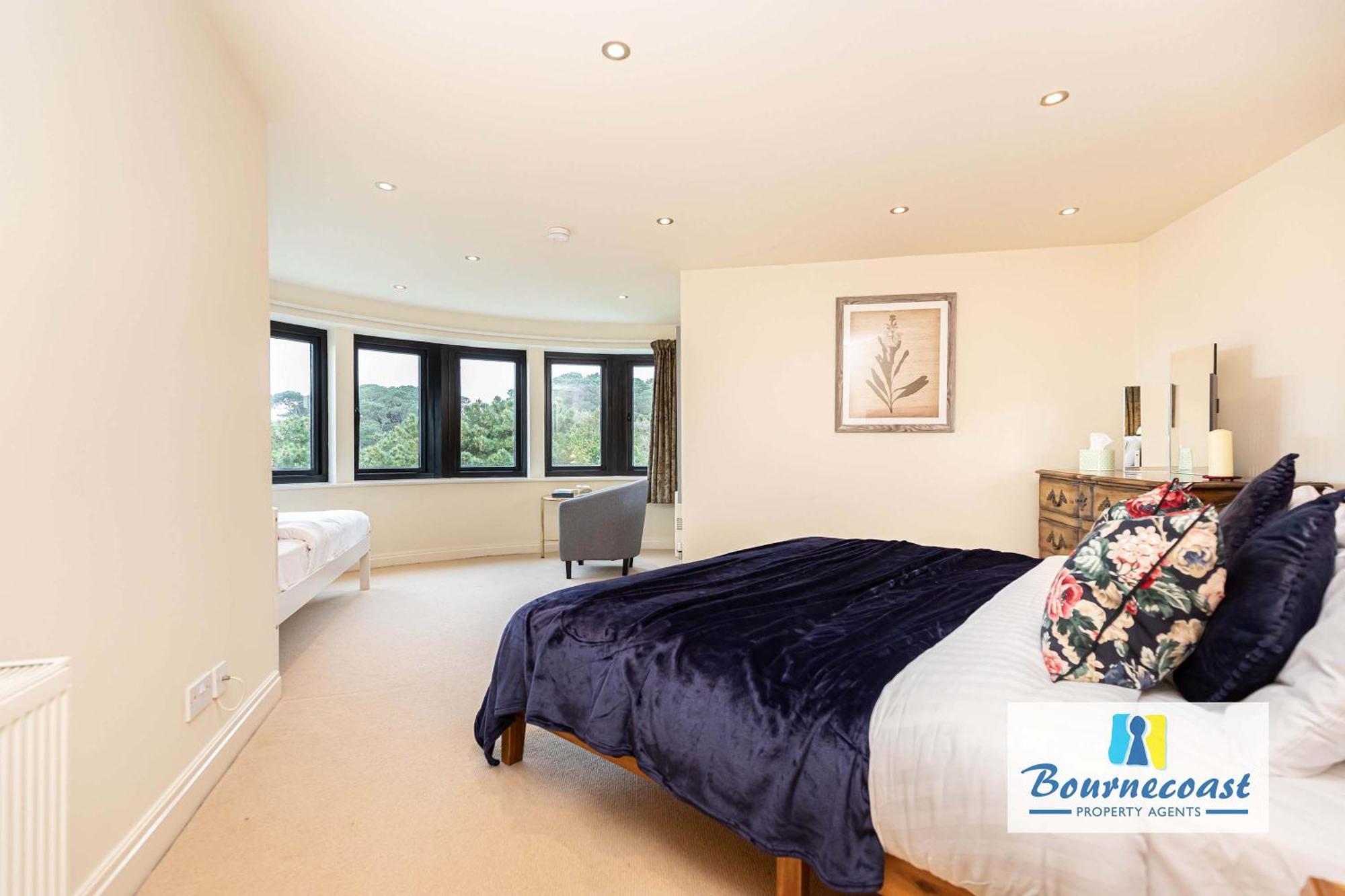 Bournecoast: Beachfront With Sea View -hb9555 Holiday home *