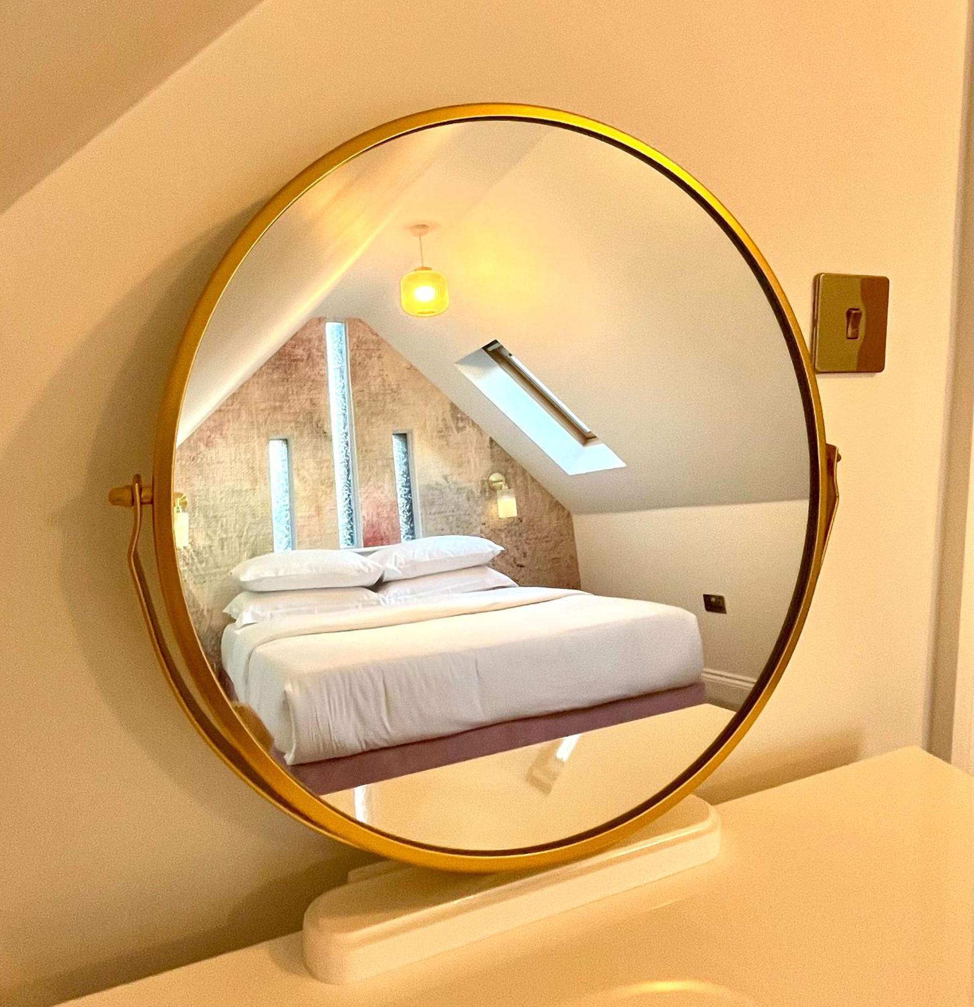 The Gallery - Town Centre - 5 Minute Walk - Superfast Wifi - Outdoor Terrace - Sleeps Up To 6 - Netflix - Contractor Friendly - Short & Long - Coffee Machine Apartment