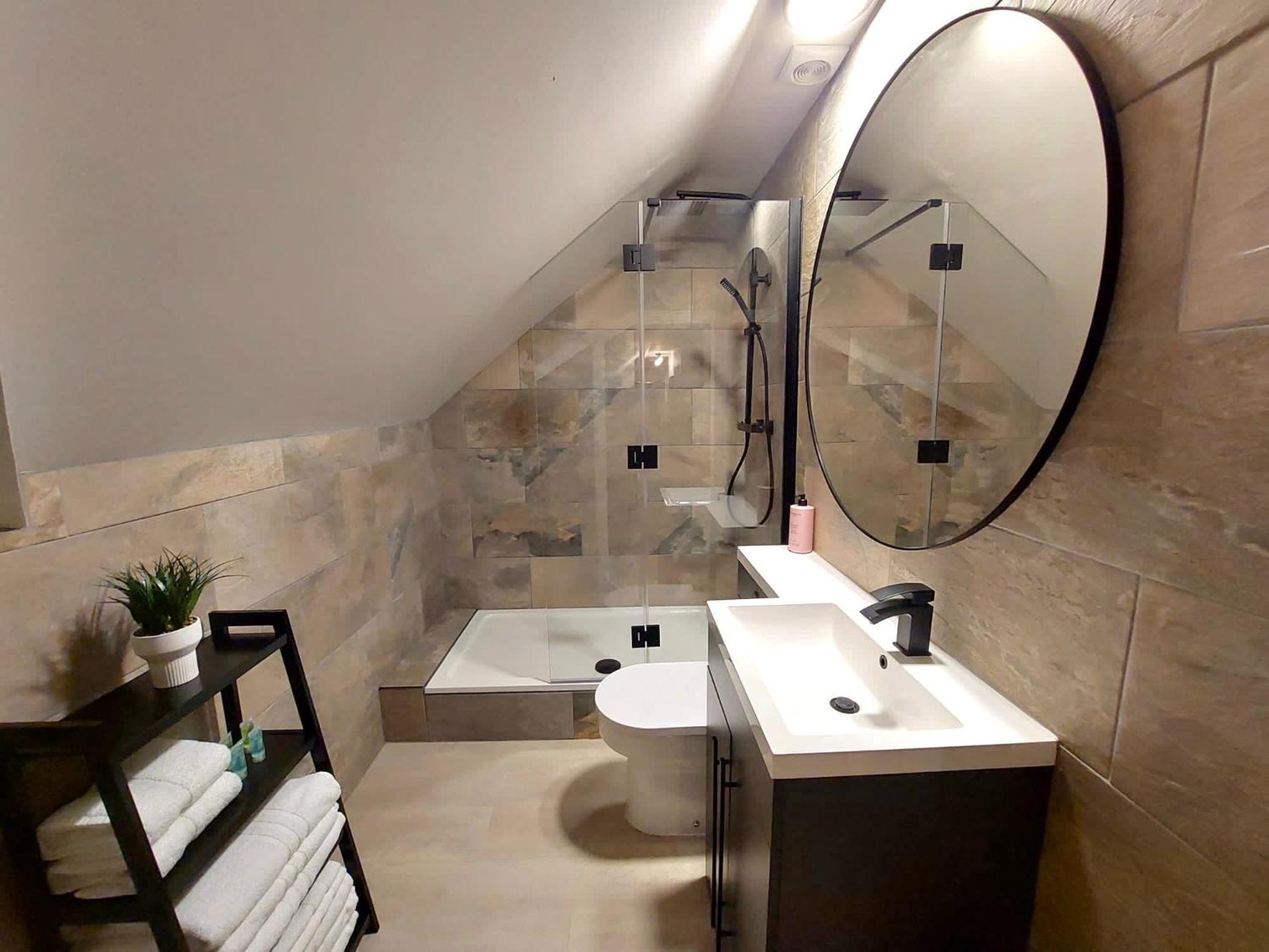 Apartment The Gallery - Town Centre - 5 Minute Walk - Superfast Wifi - Outdoor Terrace - Sleeps Up To 6 - Netflix - Contractor Friendly - Short & Long - Coffee Machine