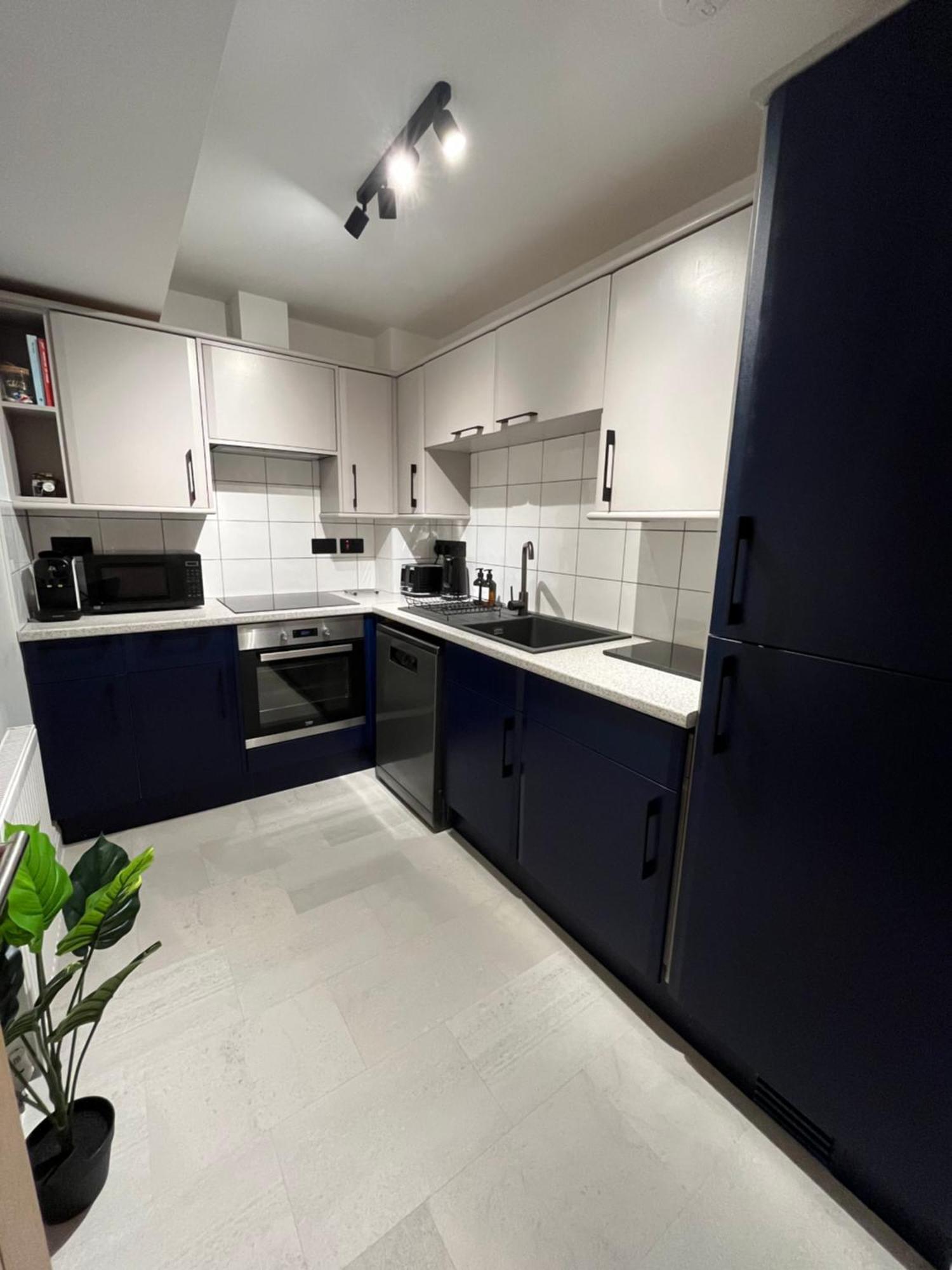 The Gallery - Town Centre - 5 Minute Walk - Superfast Wifi - Outdoor Terrace - Sleeps Up To 6 - Netflix - Contractor Friendly - Short & Long - Coffee Machine Apartment Bournemouth