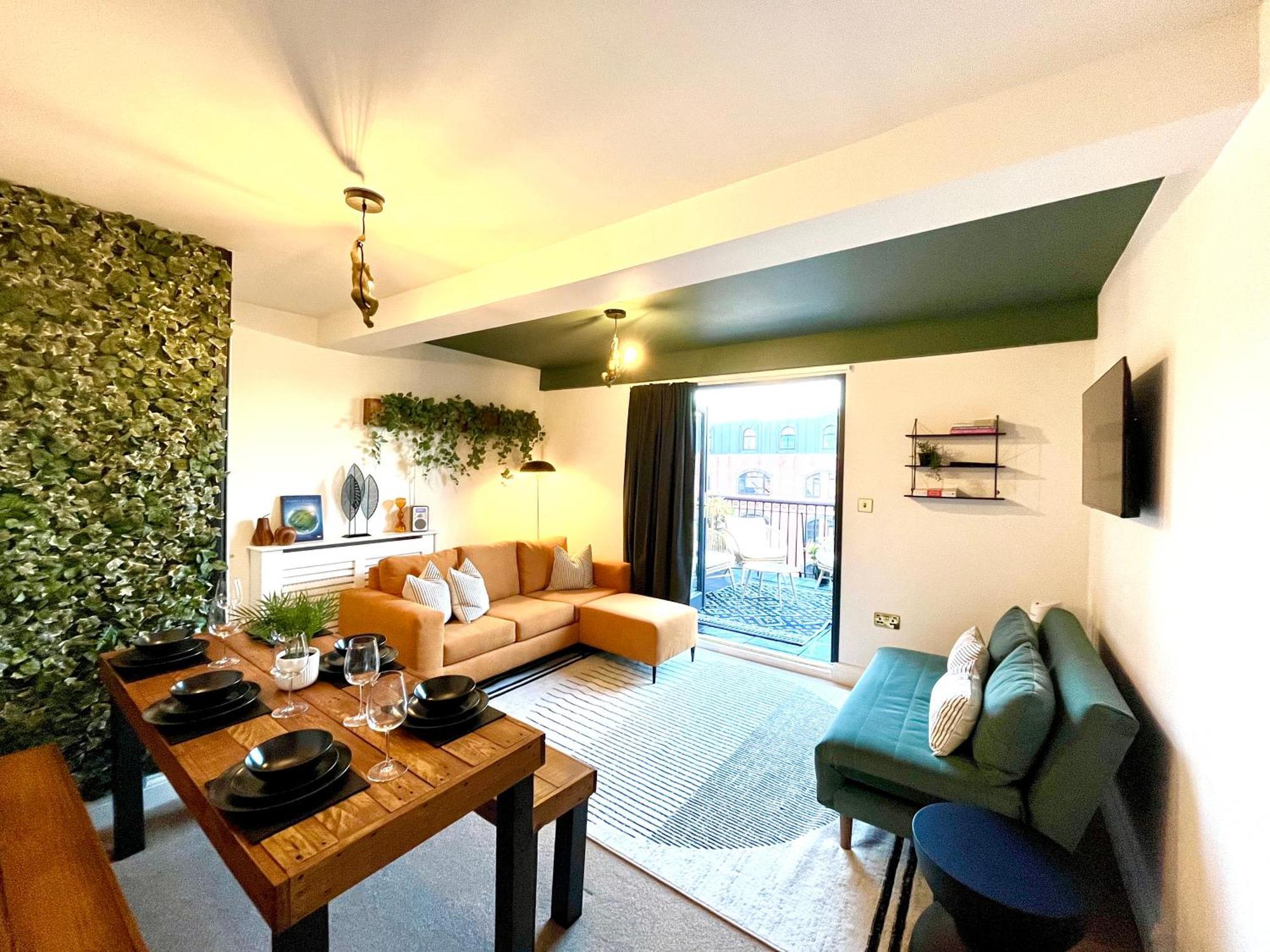 The Gallery - Town Centre - 5 Minute Walk - Superfast Wifi - Outdoor Terrace - Sleeps Up To 6 - Netflix - Contractor Friendly - Short & Long - Coffee Machine * Bournemouth