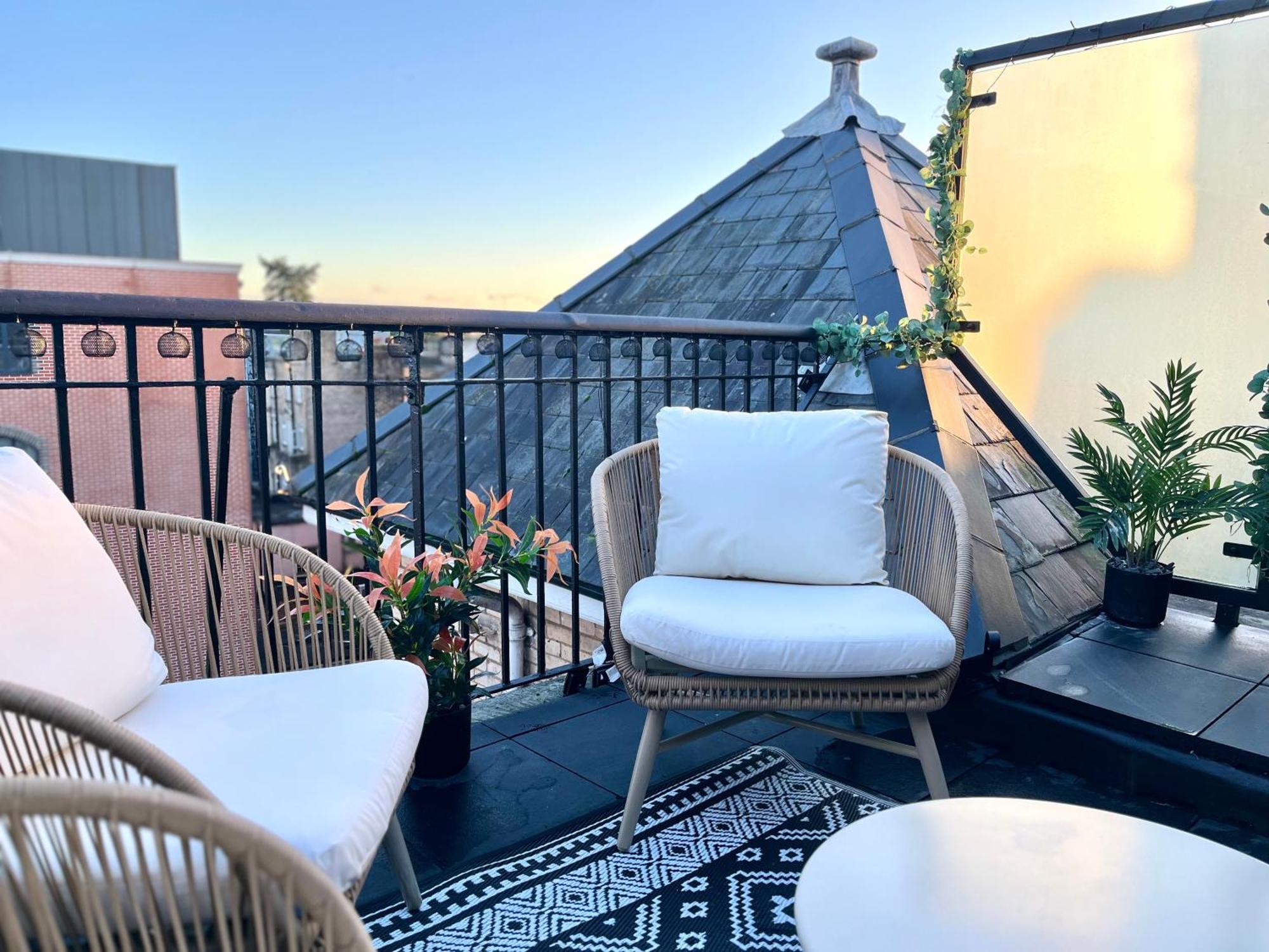 The Gallery - Town Centre - 5 Minute Walk - Superfast Wifi - Outdoor Terrace - Sleeps Up To 6 - Netflix - Contractor Friendly - Short & Long - Coffee Machine Apartment