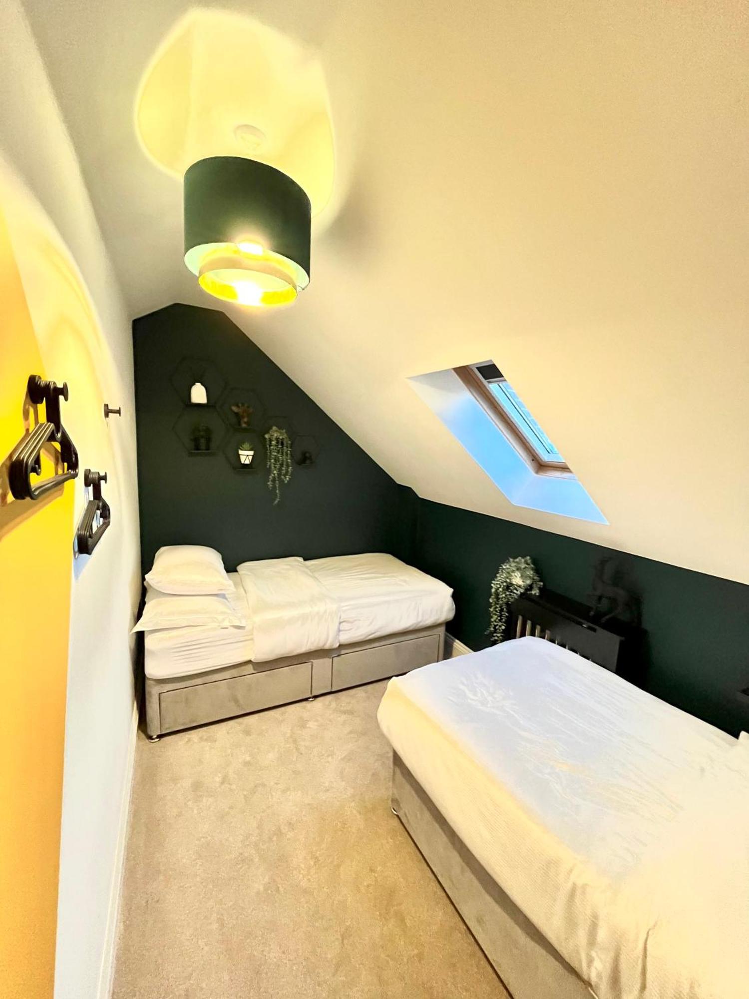 The Gallery - Town Centre - 5 Minute Walk - Superfast Wifi - Outdoor Terrace - Sleeps Up To 6 - Netflix - Contractor Friendly - Short & Long - Coffee Machine *