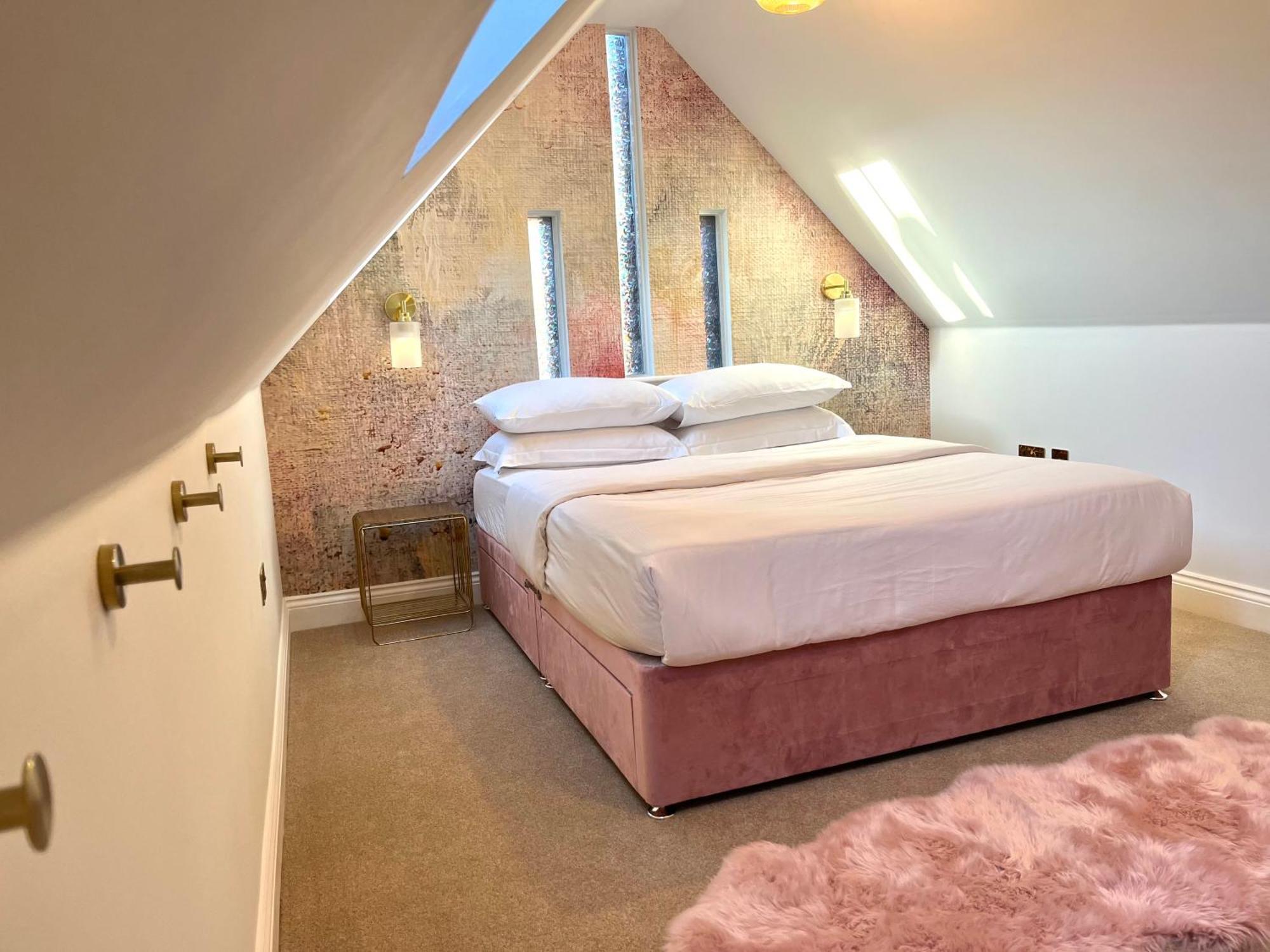 The Gallery - Town Centre - 5 Minute Walk - Superfast Wifi - Outdoor Terrace - Sleeps Up To 6 - Netflix - Contractor Friendly - Short & Long - Coffee Machine Apartment Bournemouth