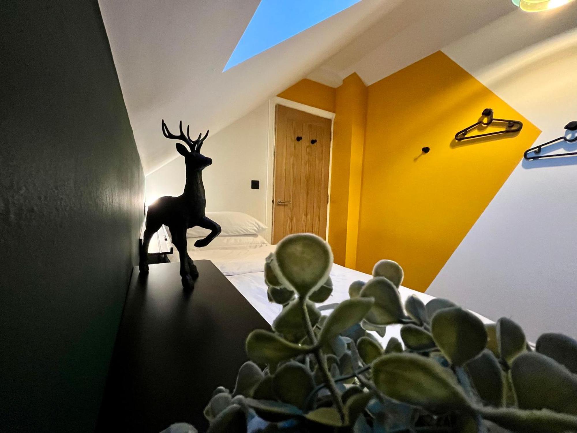 Apartment The Gallery - Town Centre - 5 Minute Walk - Superfast Wifi - Outdoor Terrace - Sleeps Up To 6 - Netflix - Contractor Friendly - Short & Long - Coffee Machine