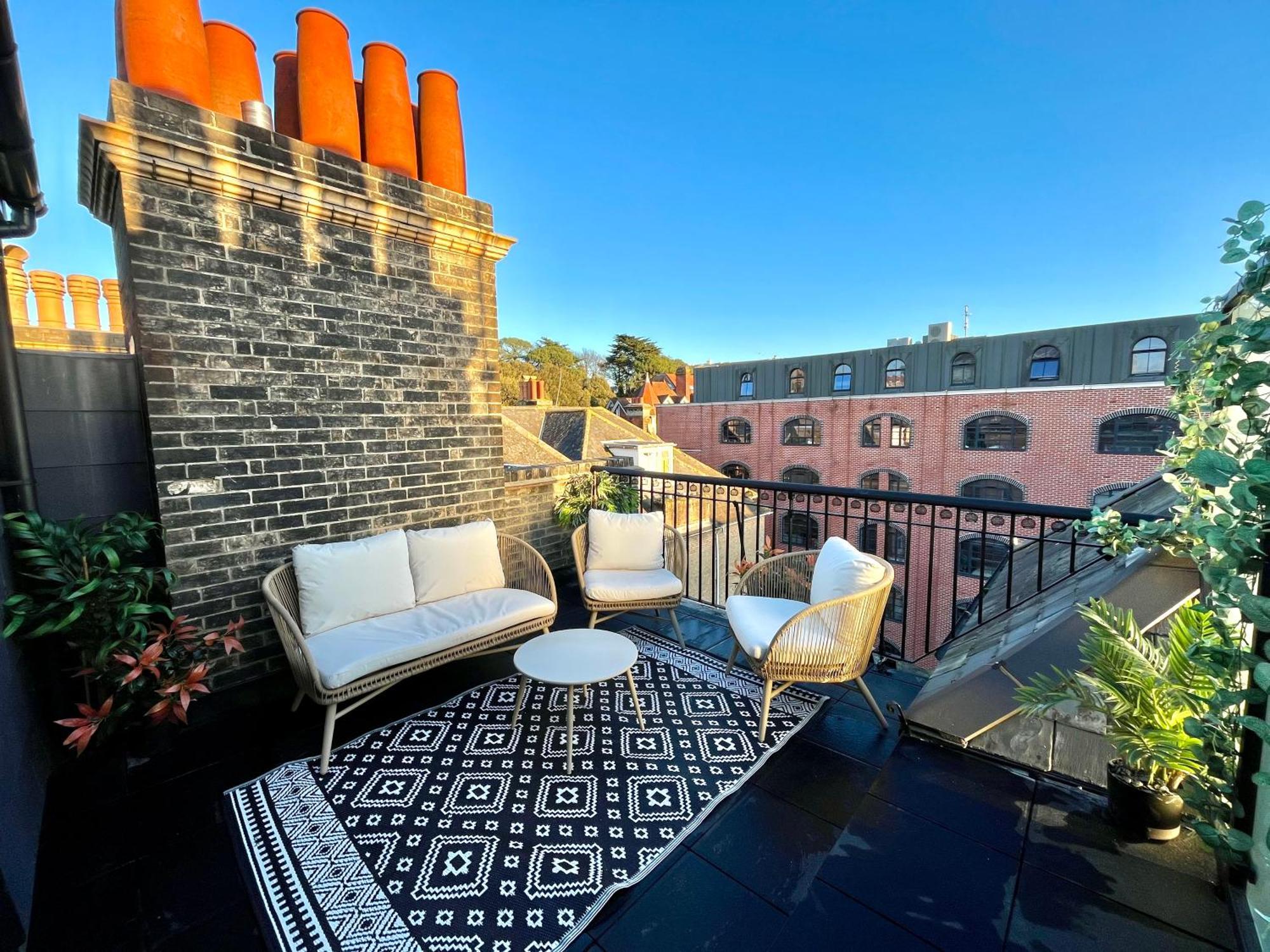 The Gallery - Town Centre - 5 Minute Walk - Superfast Wifi - Outdoor Terrace - Sleeps Up To 6 - Netflix - Contractor Friendly - Short & Long - Coffee Machine Apartment