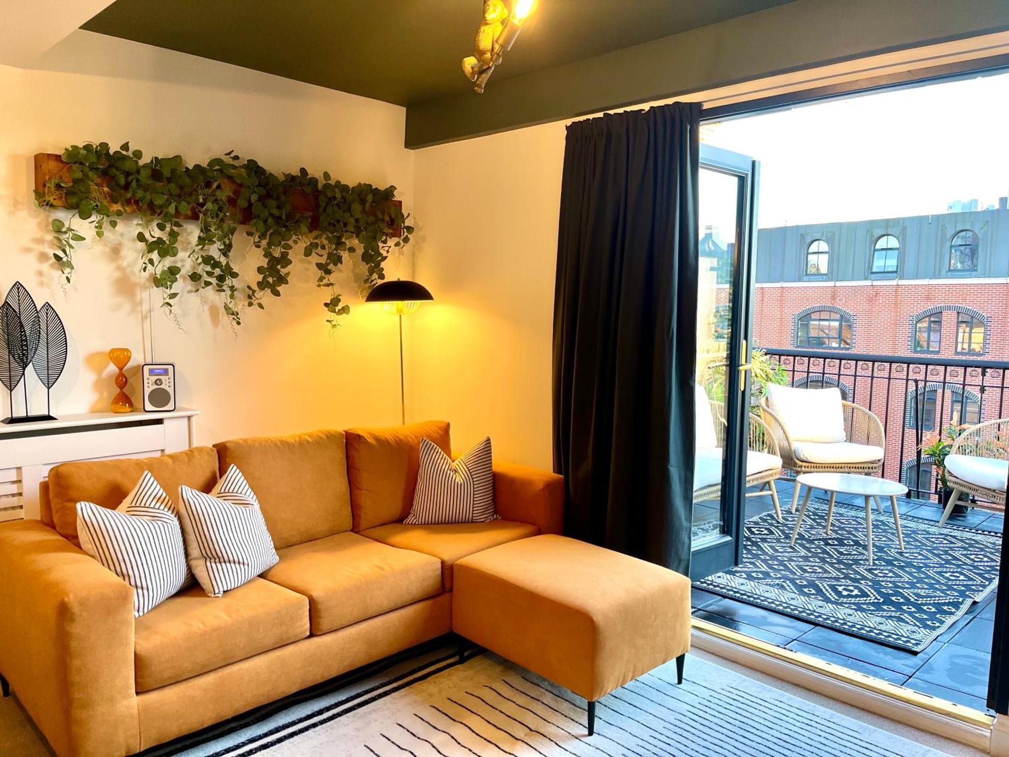 The Gallery - Town Centre - 5 Minute Walk - Superfast Wifi - Outdoor Terrace - Sleeps Up To 6 - Netflix - Contractor Friendly - Short & Long - Coffee Machine Bournemouth