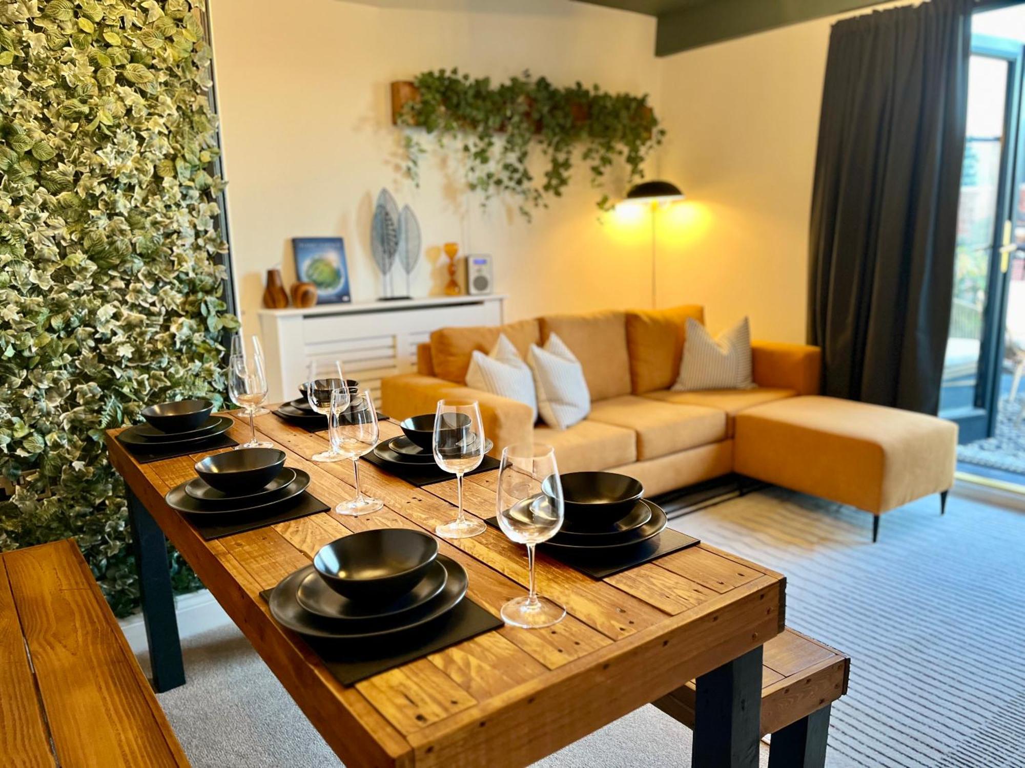 The Gallery - Town Centre - 5 Minute Walk - Superfast Wifi - Outdoor Terrace - Sleeps Up To 6 - Netflix - Contractor Friendly - Short & Long - Coffee Machine