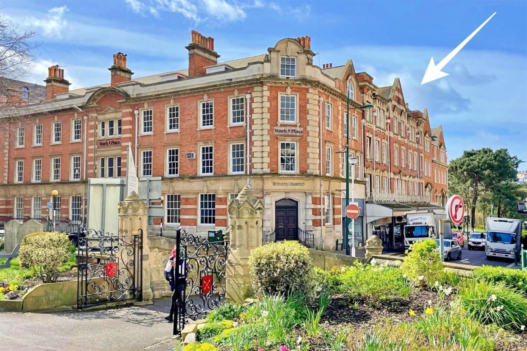 The Gallery - Town Centre - 5 Minute Walk - Superfast Wifi - Outdoor Terrace - Sleeps Up To 6 - Netflix - Contractor Friendly - Short & Long - Coffee Machine