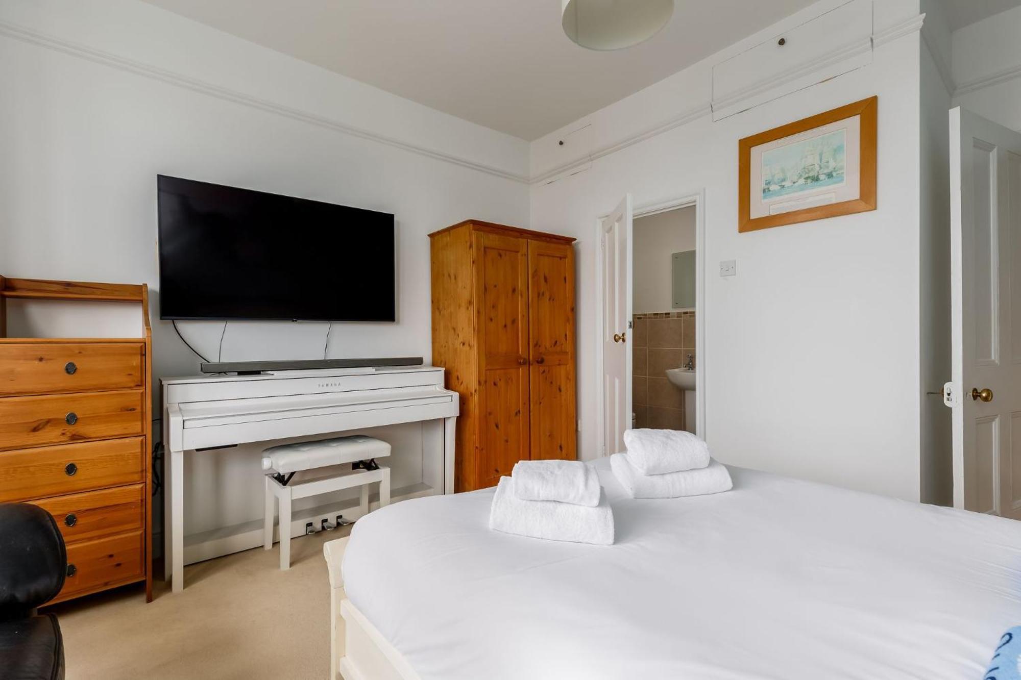 Lime Tree House-poole Holiday home