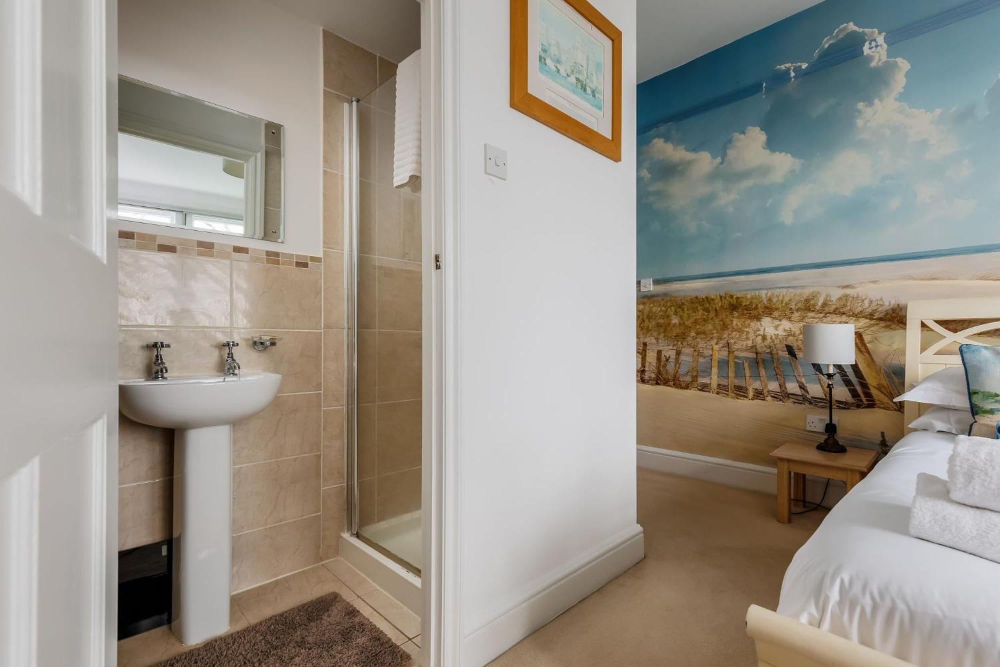 Lime Tree House-poole Holiday home