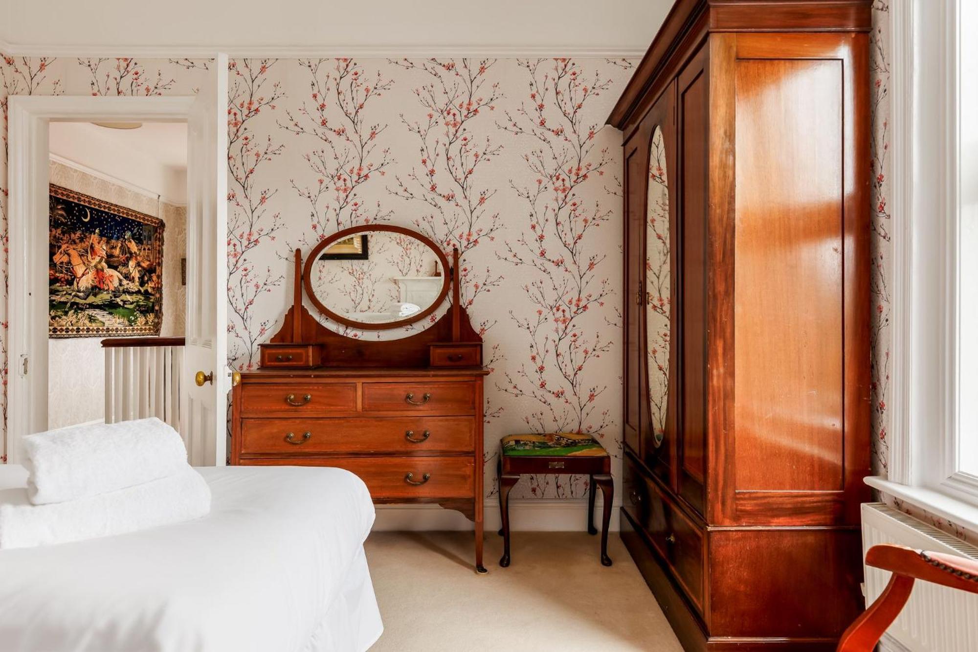 Lime Tree House-poole Holiday home
