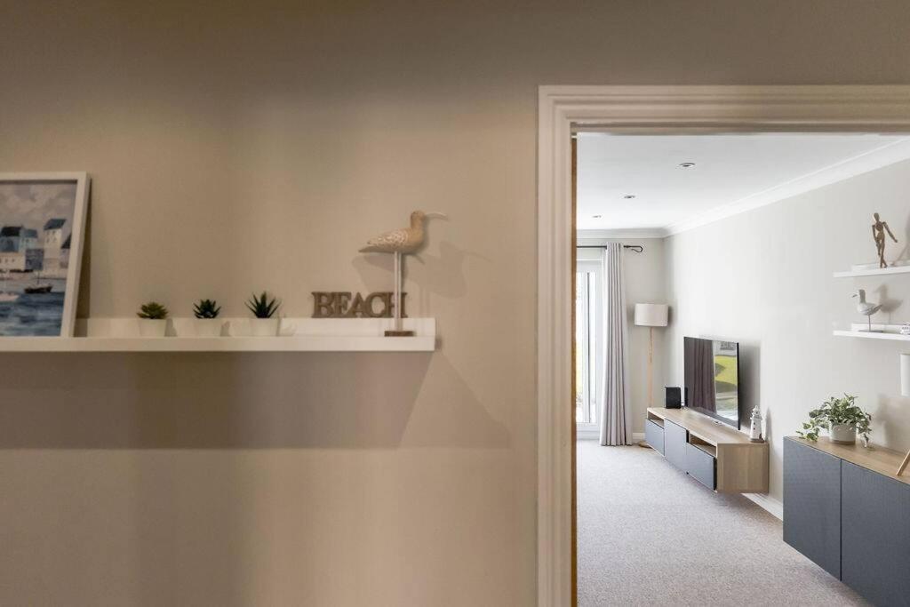 Sea Views, 2 Bed, Lift, Close To Shops