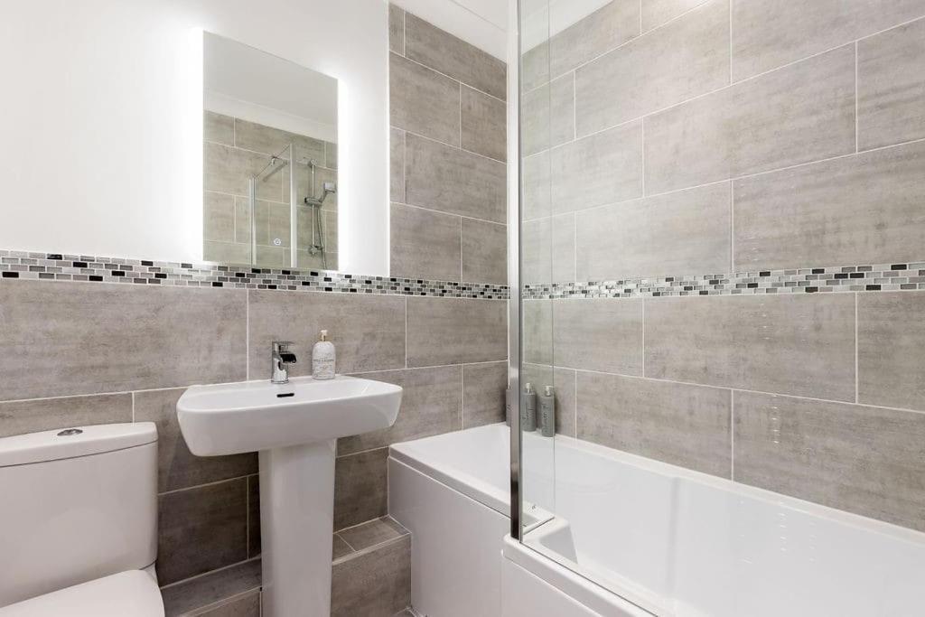 Sea Views, 2 Bed, Lift, Close To Shops Apartment *