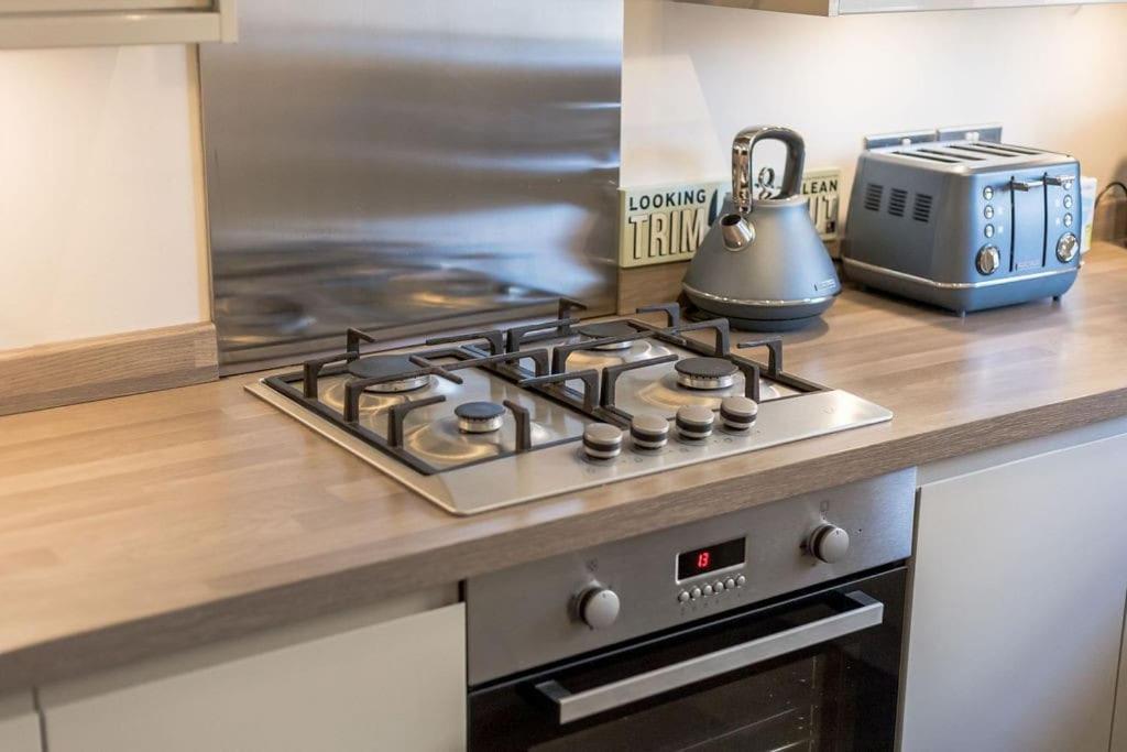 Sea Views, 2 Bed, Lift, Close To Shops Apartment *
