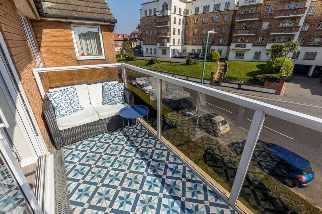 Sea Views, 2 Bed, Lift, Close To Shops Bournemouth