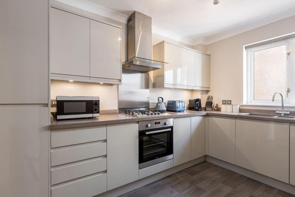 Apartment Sea Views, 2 Bed, Lift, Close To Shops *